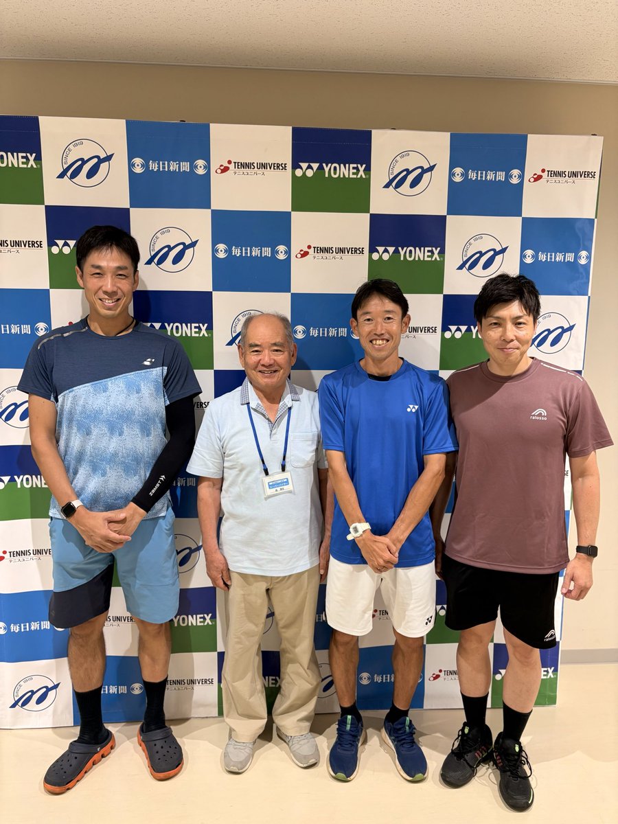 kenrobeteran's tweet photo. 【毎トーベテランやっと初陣】
・40歳男子単  40  40
・     〃　　複  53  42
お陰様で勝ち残る事が出来ました‼️
写真は法政大学テニス部の大先輩で毎トーベテランの大会ディレクター 森清吉さん、今回のダブルスペアで後輩の高頭、対戦相手の和也と☺️ https://t.co/MaWggZW77g