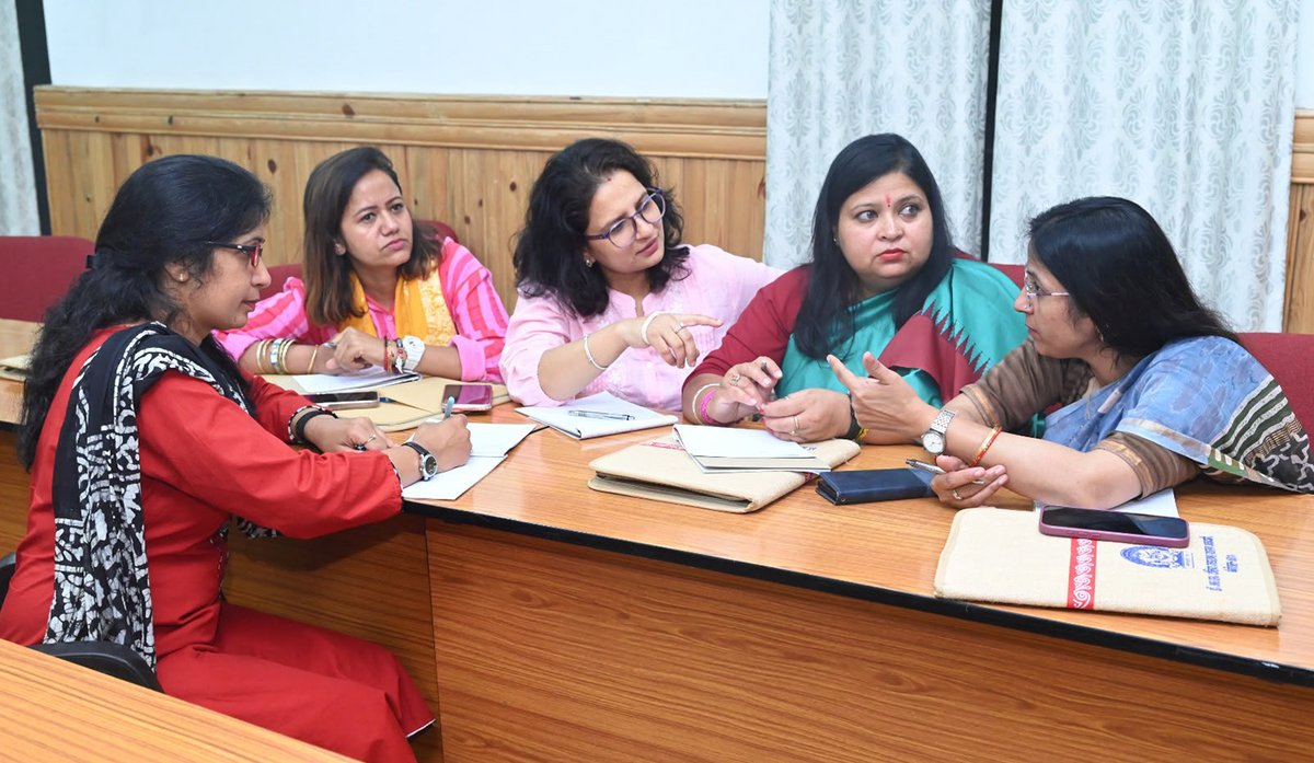 CBC_MK's tweet photo. 𝗕𝘂𝗶𝗹𝗱𝗶𝗻𝗴 𝗮 𝗖𝘂𝗹𝘁𝘂𝗿𝗲 𝗼𝗳 𝗖𝗶𝘁𝗶𝘇𝗲𝗻-𝗖𝗲𝗻𝘁𝗿𝗶𝗰 𝗕𝗲𝗵𝗮𝘃𝗶𝗼𝘂𝗿 𝗶𝗻 𝗣𝘂𝗯𝗹𝗶𝗰 𝗦𝗲𝗿𝘃𝗶𝗰𝗲

The CBC congratulates the Govt of Uttarakhand on the successful completion of the 2nd batch of Master Trainers Training under the #KarmayogiKartavyaKaryakram https://t.co/VD4PLgI2fo
