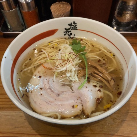 osaka2shin's tweet photo. 🍜大阪で

"ラーメンの名店が揃う場所"と聞いて真っ先に思い浮かぶのは？

名店がひしめく「福島駅周辺」？

老舗も新店も強い「天六界隈」？

深夜ラーメンの聖地「難波〜心斎橋」？

有名店に加えて隠れ名店も多い「西中島南方含む新大阪周辺」？

他にもある？👀

#大阪グルメ
#グルメ
#大阪ラーメン
#ラーメン
#大阪人に問いたい