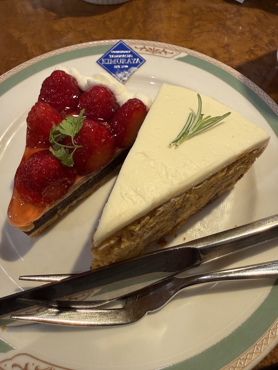 wako2019's tweet photo. 18時からの仕事迄には結構な時間がある為に、ちょっと寄ってみました。お目当てのバナナケーキは🍌13時前には完売になってしまうそうです😥調子に乗ってWケーキセットなんぞを頼んでしまいました👍手前からキャロットケーキとタルト・フレーズ✨今度キッシュやランチを食べに来たいです🎶 https://t.co/6MyJkrh97J