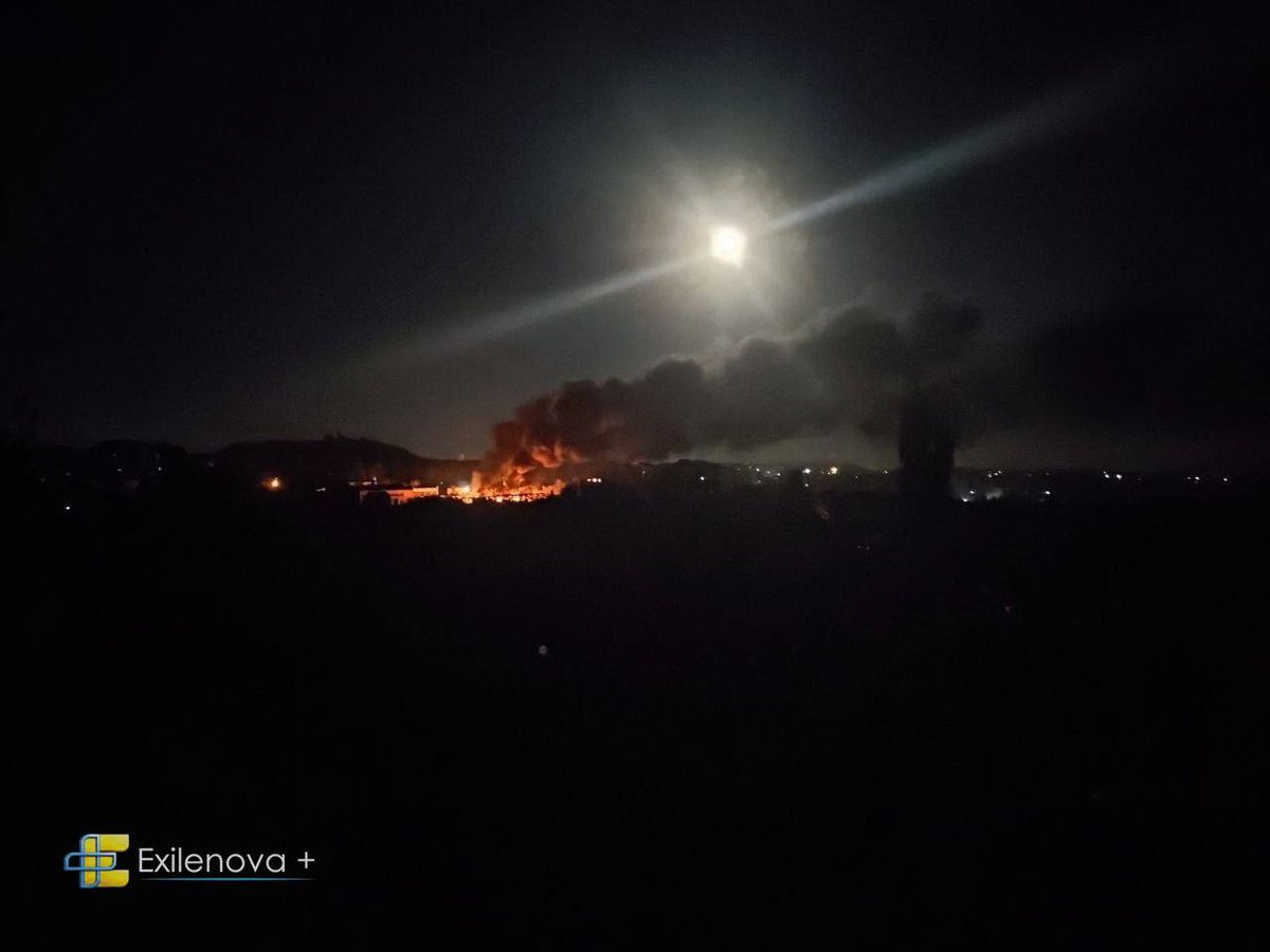 sternenko's tweet photo. У Пензі атаковано стратегічне оборонне підприємство «Науково-дослідний інститут фізичних вимірювань» (АТ «НДІФВ»).

Воно входить до структури «Роскосмосу» та розробляє критично важливу датчикову апаратуру для російських ракетних комплексів «Іскандер», «Булава» та «Тополь-М».

Крім того, інститут виробляє вимірювальні системи для винищувачів Су-34 і Су-57, а також постачає датчики тиску для двигунів крилатих ракет Х-101 та Х-59.

Вночі Сили оборони також атакували тимчасово окуповані території:
• У Криму фіксується пожежа на північ від Феодосії, на ділянці траси Е-97.
• Також палає електропідстанція «Західно-Кримська» 330 кВ.
• У Донецьку вирувала пожежа після атаки (4).