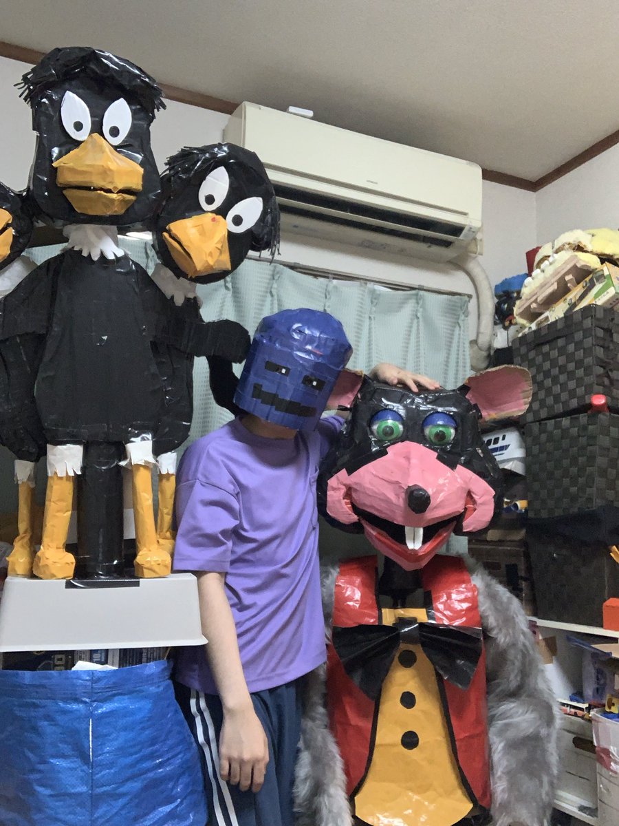 Shikoku_40's tweet photo. 【Fred bearの着ぐるみ】
220㎝
『素材』
ダンボールとガムテープ
新聞紙と割り箸のみで作られている
後期servo搭載
「破壊済み」
【mechanical"LEFTY"】
顔だけで120㎝
『素材』
ダンボール、ガムテープ
サーボ…
「未完成　中止済み」
【Chuck E. Cheese】
118㎝
現在作成中…
#chuckecheese #fnaf https://t.co/VvzblwXZrA