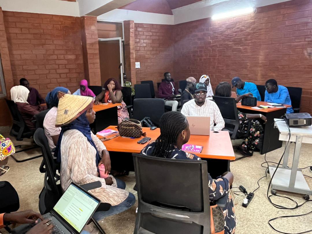 univsinesaloum's tweet photo. L'Incubateur #DekkalYaakaar de l'#USSEIN a formé les 25 entrepreneurs de la 1ère cohorte de pré-accélération du #ProjetNaatalSineSaloum sur la levée de fonds et la mobilisation de financements.
👉 mieux saisir les opportunités de financement, monter des dossiers compétitifs. https://t.co/ImqKlZm9UE
