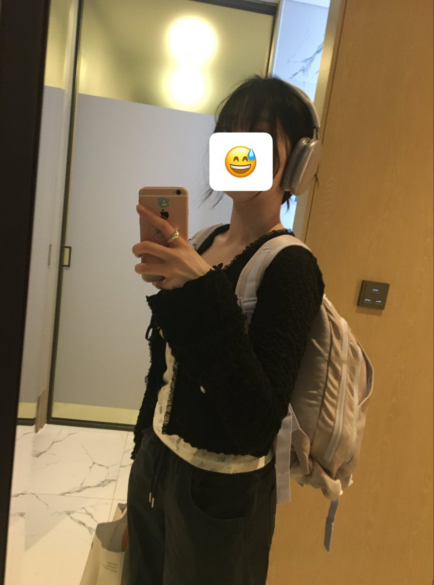 zzangeuu's tweet photo. 인생 첫 혼자여행 너무 좋았고 걍 돗자��없이모래에철푸덕앉는것도좋았고, 바다도착하기전엔 비가와서 맑은 바다 못볼까봐 좀 아쉬웠는데 버스타고 도착하자마자 다시 맑아진겄도너무너무좋았고 또가고싶흠 ….. 😁😁😁 그나저나 첫번째 사진 키링은 어디갔는지도 몰르겠어 ㅜㅜ …….. https://t.co/0DpFNDz2OA