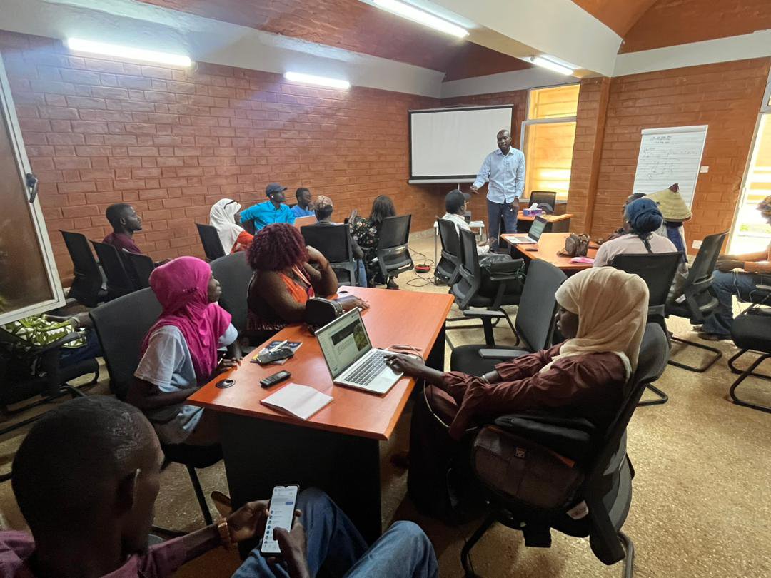 univsinesaloum's tweet photo. L'Incubateur #DekkalYaakaar de l'#USSEIN a formé les 25 entrepreneurs de la 1ère cohorte de pré-accélération du #ProjetNaatalSineSaloum sur la levée de fonds et la mobilisation de financements.
👉 mieux saisir les opportunités de financement, monter des dossiers compétitifs. https://t.co/ImqKlZm9UE