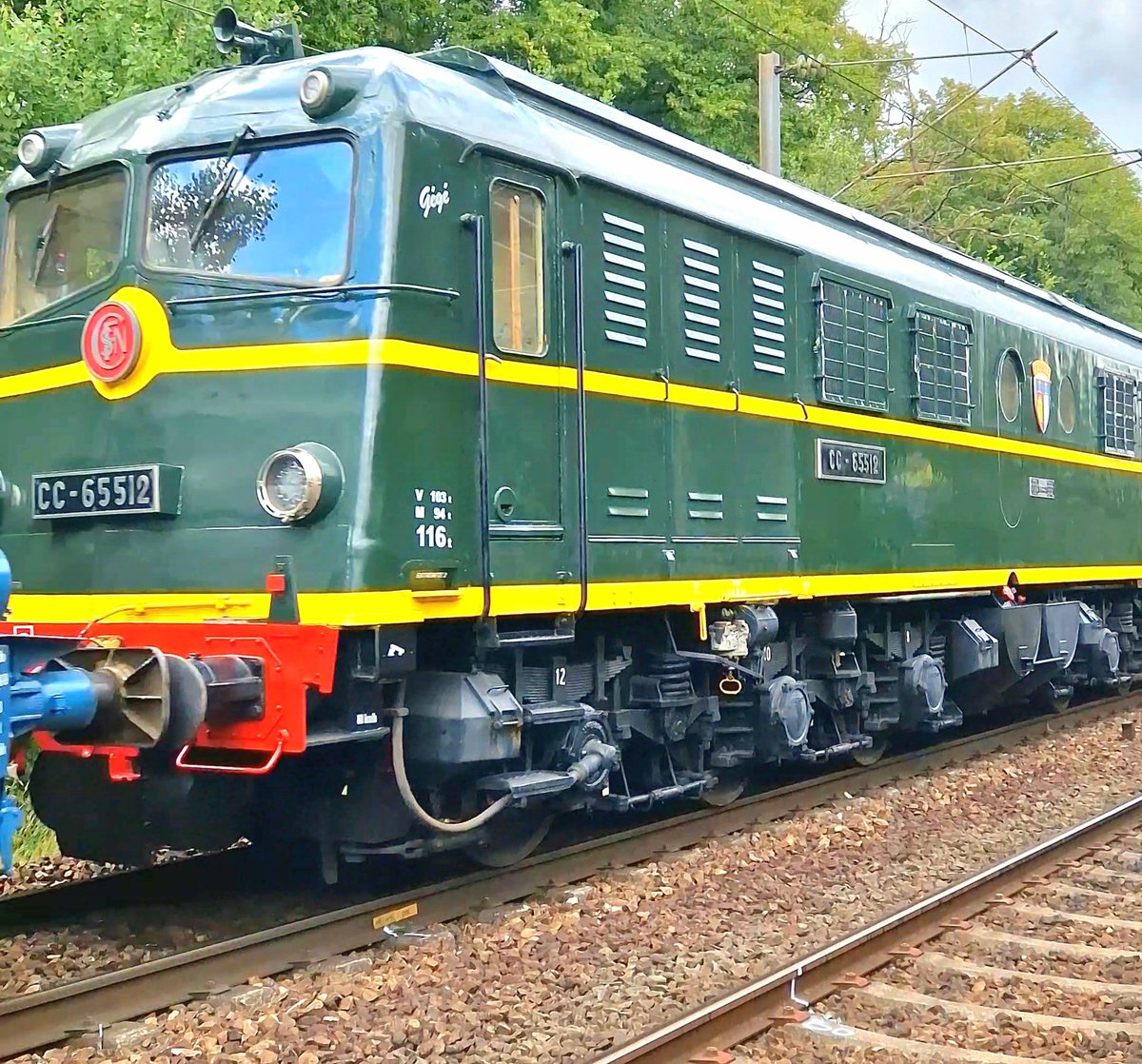 sgenmobilite's tweet photo. Un convoi de vieilles mémères composé de la locomotive diesel CC 65512 "Gégé" préservée par l’APPMF et de l’autorail X2900 "Massif Central" sauvegardé par l’AAATV Montluçon les 2 emmenés par la CC 72074 En Voyage ! #oldtrain #railcar #cc65512 #x2900 #cc72074 #aaatv #appmf #cftaa https://t.co/OlIdPCgKRJ