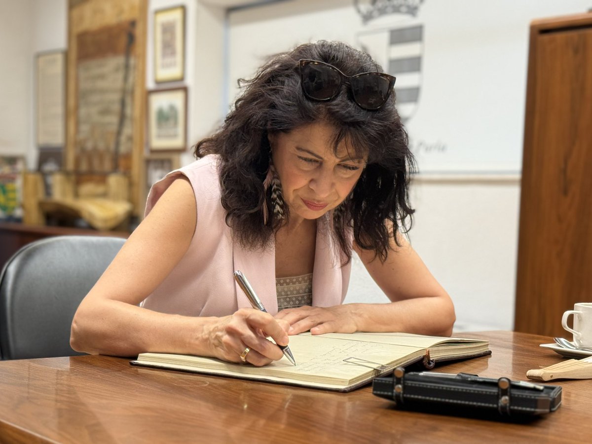 AytoParla's tweet photo. 💜 La Ministra de @IgualdadGob, @_anaredondo_, ha visitado esta mañana en #Parla junto al alcalde, @Ramonjurado, el proyecto 𝑪𝒐𝒏𝒄𝒊𝒍𝒊𝑨𝑹𝑻𝑬 🎨📖👧🏼👦🏽, dentro del 𝐏𝐥𝐚𝐧 𝐂𝐨𝐫𝐫𝐞𝐬𝐩𝐨𝐧𝐬𝐚𝐛𝐥𝐞𝐬.

🧵 https://t.co/EBHzY9CaQM
