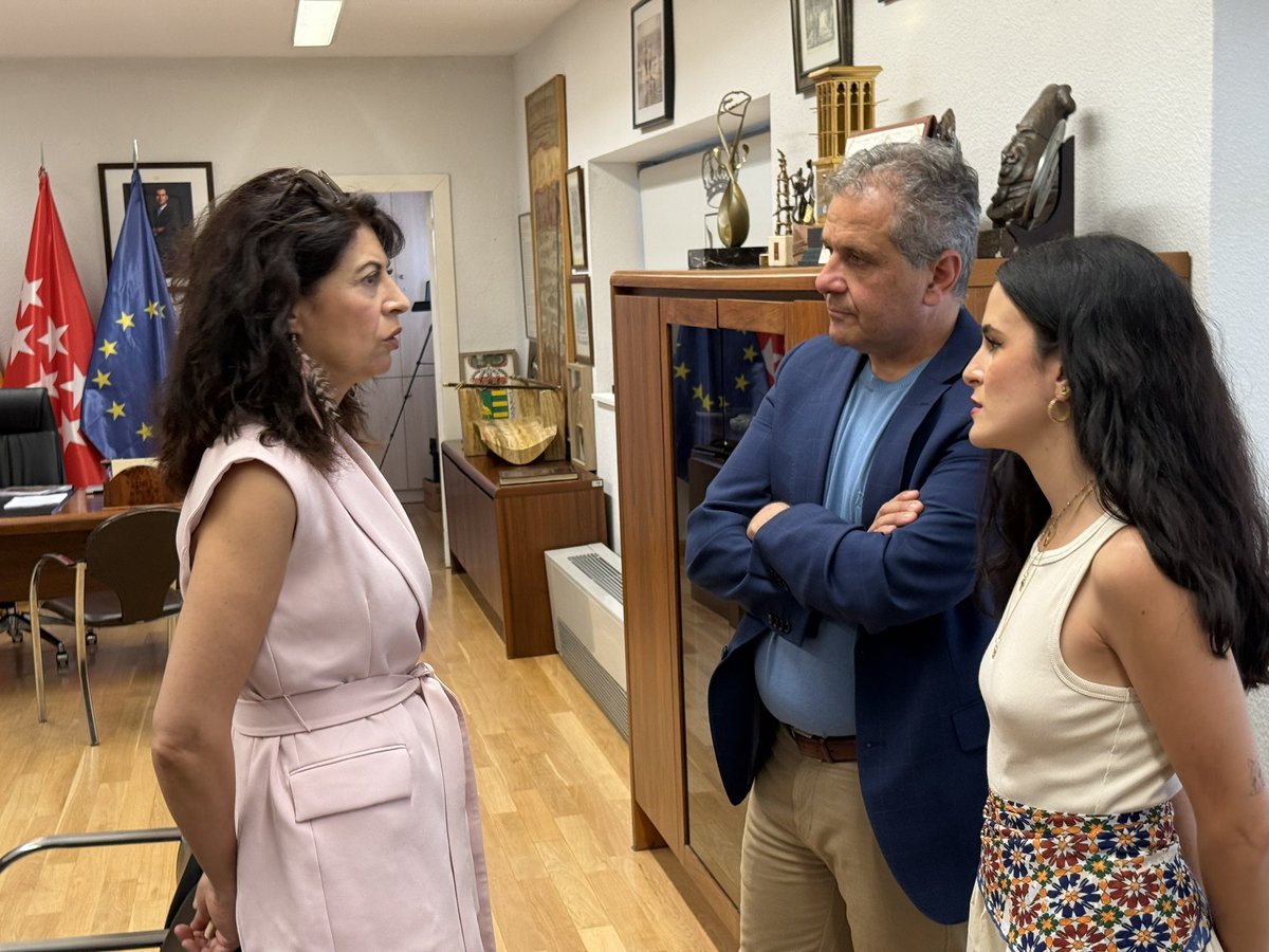 AytoParla's tweet photo. 💜 La Ministra de @IgualdadGob, @_anaredondo_, ha visitado esta mañana en #Parla junto al alcalde, @Ramonjurado, el proyecto 𝑪𝒐𝒏𝒄𝒊𝒍𝒊𝑨𝑹𝑻𝑬 🎨📖👧🏼👦🏽, dentro del 𝐏𝐥𝐚𝐧 𝐂𝐨𝐫𝐫𝐞𝐬𝐩𝐨𝐧𝐬𝐚𝐛𝐥𝐞𝐬.

🧵 https://t.co/EBHzY9CaQM