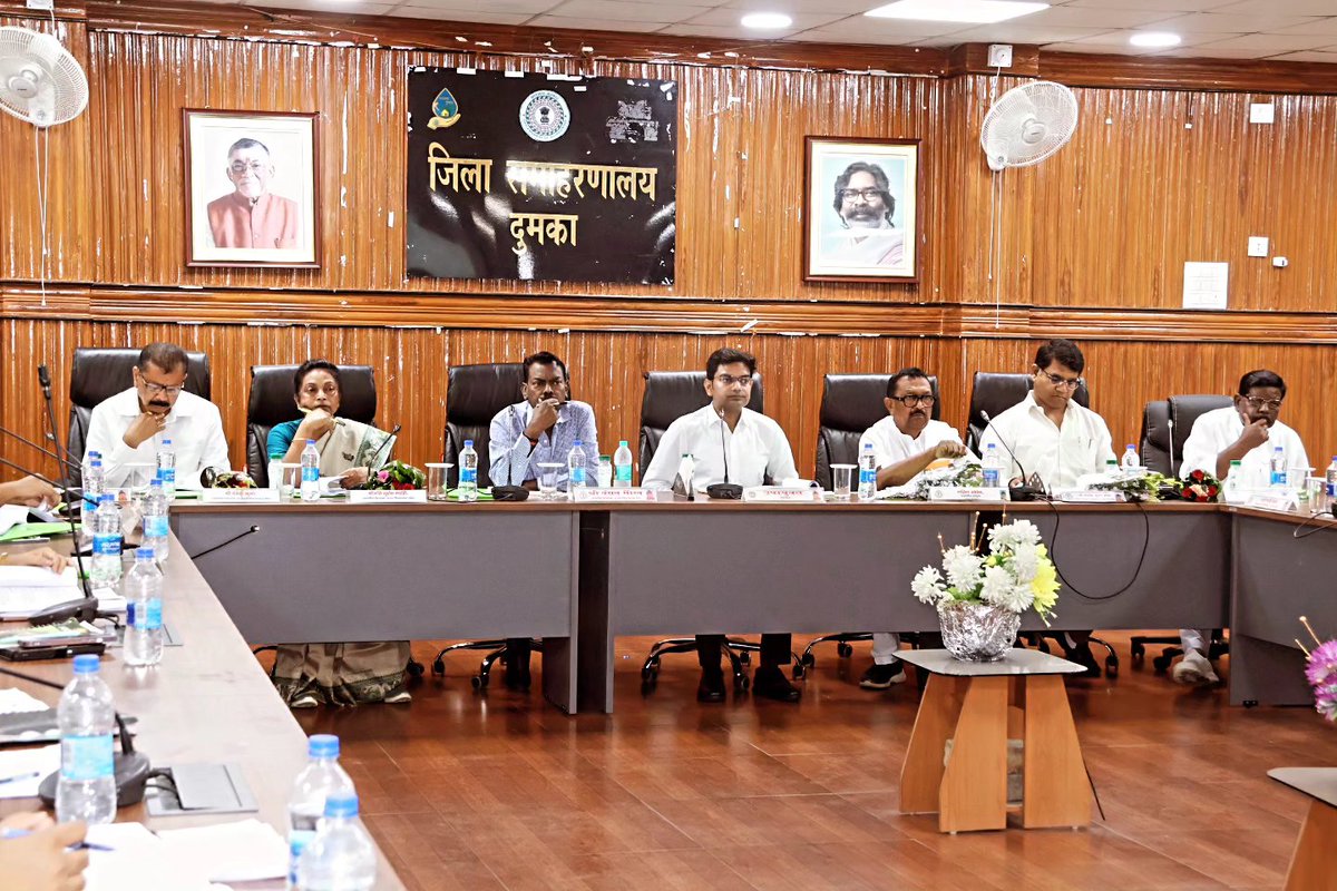 DumkaDc's tweet photo. जिला पर्यटन संवर्द्धन परिषद (DTPC) की बैठक में दुमका एवं संताल परगना क्षेत्र के पर्यटन स्थलों के समग्र विकास, सौंदर्यीकरण एवं आधारभूत सुविधाओं के विस्तार पर विस्तृत चर्चा की गई। बैठक में मसानजोर पर्यटन क्षेत्र, संताल काटा पोखर, बासुकीनाथ धाम, सिरसानाथ मंदिर सहित विभिन्न पर्यटन स्थलों के विकास एवं पूरे संताल परगना को एक टूरिस्ट सर्किट के रूप में विकसित करने पर विशेष बल दिया गया।

साथ ही पर्यटन स्थलों तक बेहतर सड़क संपर्क, डिजिटल प्रचार-प्रसार, स्थानीय कला-संस्कृति के संरक्षण एवं स्थानीय युवाओं को पर्यटन गतिविधियों से जोड़कर रोजगार के अवसर सृजित करने पर भी जोर दिया गया।
@HemantSorenJMM