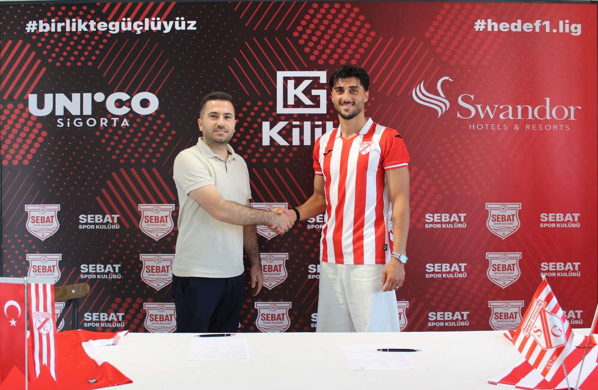 sebatsporklb's tweet photo. Burak Yamaç ile sözleşme imzaladık

Transfer çalışmalarına devam eden Takımımız, son olarak 2. Lig ekiplerinden Beyoğlu Yeni Çarşı Futbol Kulübü’nde forma giyen stoper Burak Yamaç ile 1 yıllık sözleşme imzaladı. 28 yaşındaki tecrübeli oyuncu için Abdi Serdar Üstünsalih Tesisleri’nde düzenlenen imza törenine Başkan Yardımcımız Alperen Topal da katıldı.

İmza töreninde açıklamalarda bulunan Başkan Yardımcımız Alperen Topal, transferin her iki taraf için de hayırlı olmasını temenni ederek, “Burak, bu ligin kendini kanıtlamış ve aranan oyuncularından biri. Karakteri, tecrübesi ve mücadeleci kimliğiyle takımımıza önemli katkılar sağlayacağına inanıyoruz. Camiamıza hayırlı olsun” ifadelerini kullandı.

Yeni transferimiz Burak Yamaç ise, “Hedefleri büyük, köklü bir camiaya geldiğimin farkındayım. Sebat Spor formasını giyecek olmaktan dolayı büyük mutluluk ve heyecan duyuyorum. Yeni sezonda takımım için elimden gelenin en iyisini sahaya yansıtmak istiyorum. Taraftarımızın desteğiyle hedeflerimize ulaşacağımıza yürekten inanıyorum” şeklinde konuştu.