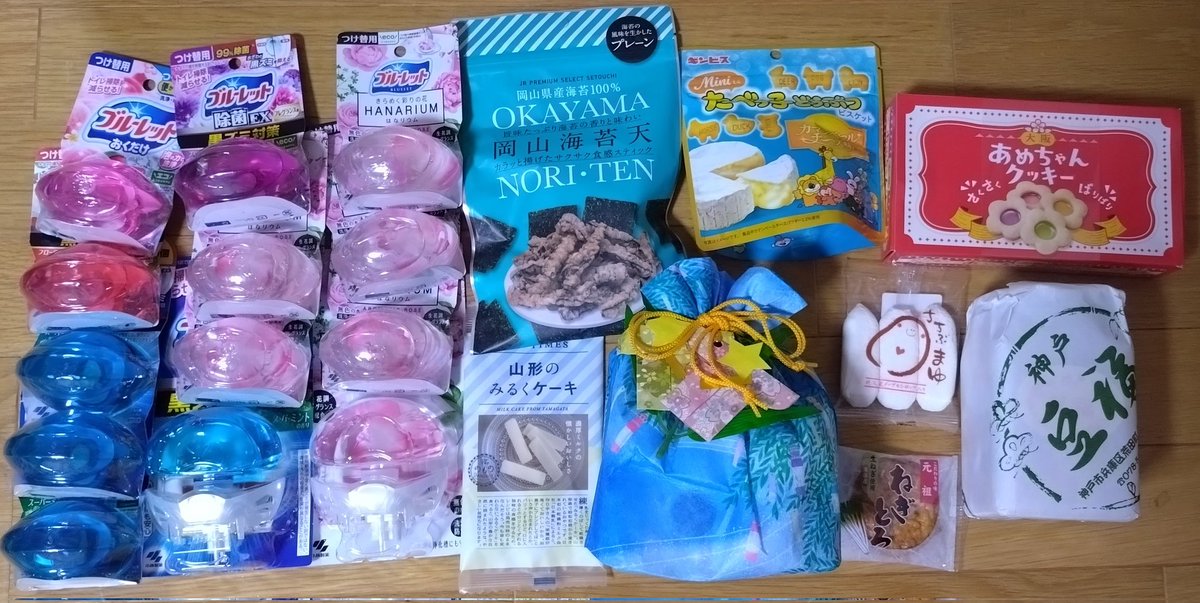 MandM7Mayuki's tweet photo. 交換やいただいた本やグッズと差し入れのお菓子(写ってない物は食べてしまいました💦)そしてBLO！
本当にありがとうございました
(⁠≧⁠▽⁠≦⁠)は〜ん！幸せ！
本は後でゆっくり読むのです！
#フリートドック改 https://t.co/flW3KkOWZF