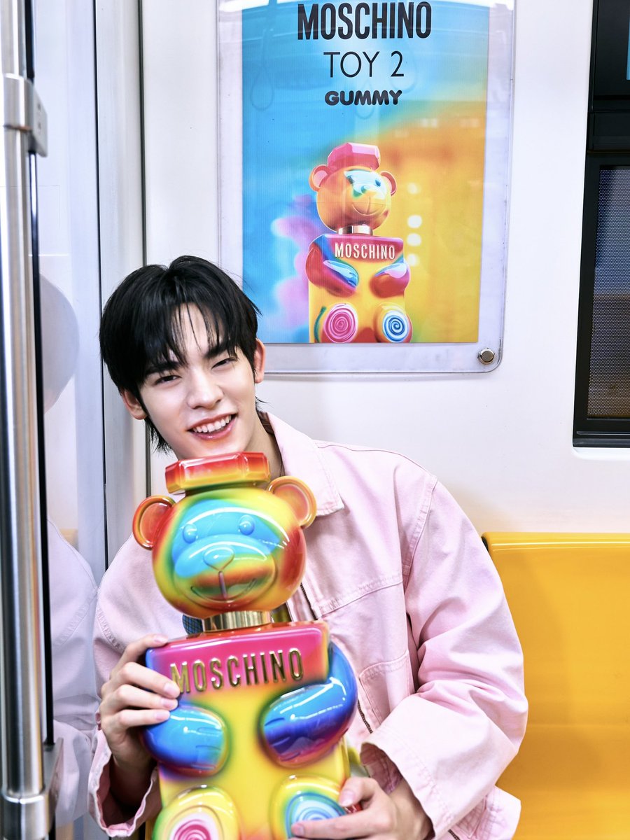 EVEANDBOY's tweet photo. Moschino Toy 2 Gummy Yummy พร้อมพาความหอมออกเดินทางทั่วกรุงเทพฯ บนรถไฟฟ้า BTS กับผู้โดยสารสุดพิเศษ ตี๋ตี๋-ป๋อ 🐶🐻‍❄️
สัมผัสความสดใส ความหอม และความสนุกในแบบฉบับของ Moschino Fragrances ที่จะเปลี่ยนทุกการเดินทางให้เต็มไปด้วยสีสัน 🩵💚💛🩷

และสามารถสัมผัสความหอมของน้ำหอม Moschino Toy 2 Gummy EDP และ Moschino Toy 2 Yummy EDP ได้แล้ววันนี้ที่ EVEANDBOY

#TeeteePorxMoschinoFragrances
#MoschinoFragrances
#MoschinoGummyYummyTH
#GummyYummy
#teeteepor