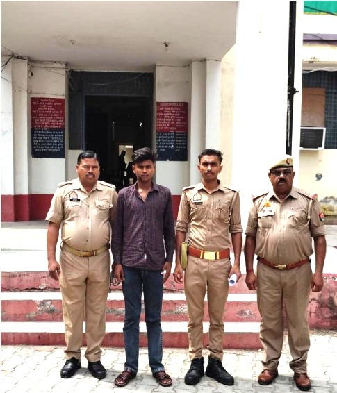bstvlive's tweet photo. झांसी : प्रेमनगर पुलिस ने वाहन चोर को किया अरेस्ट
➡️चोर नीरज रायकवार उर्फ कल्लू को अरेस्ट किया
➡️आरोपी के कब्जे से चोरी की 3 बाइकें बरामद
➡️आरोपी ने बरामद बाइक चोरी की होना स्वीकार किया
#Jhansi #PremNagar #VehicleTheft #Arrested @jhansipolice https://t.co/xyX4hbKSwE