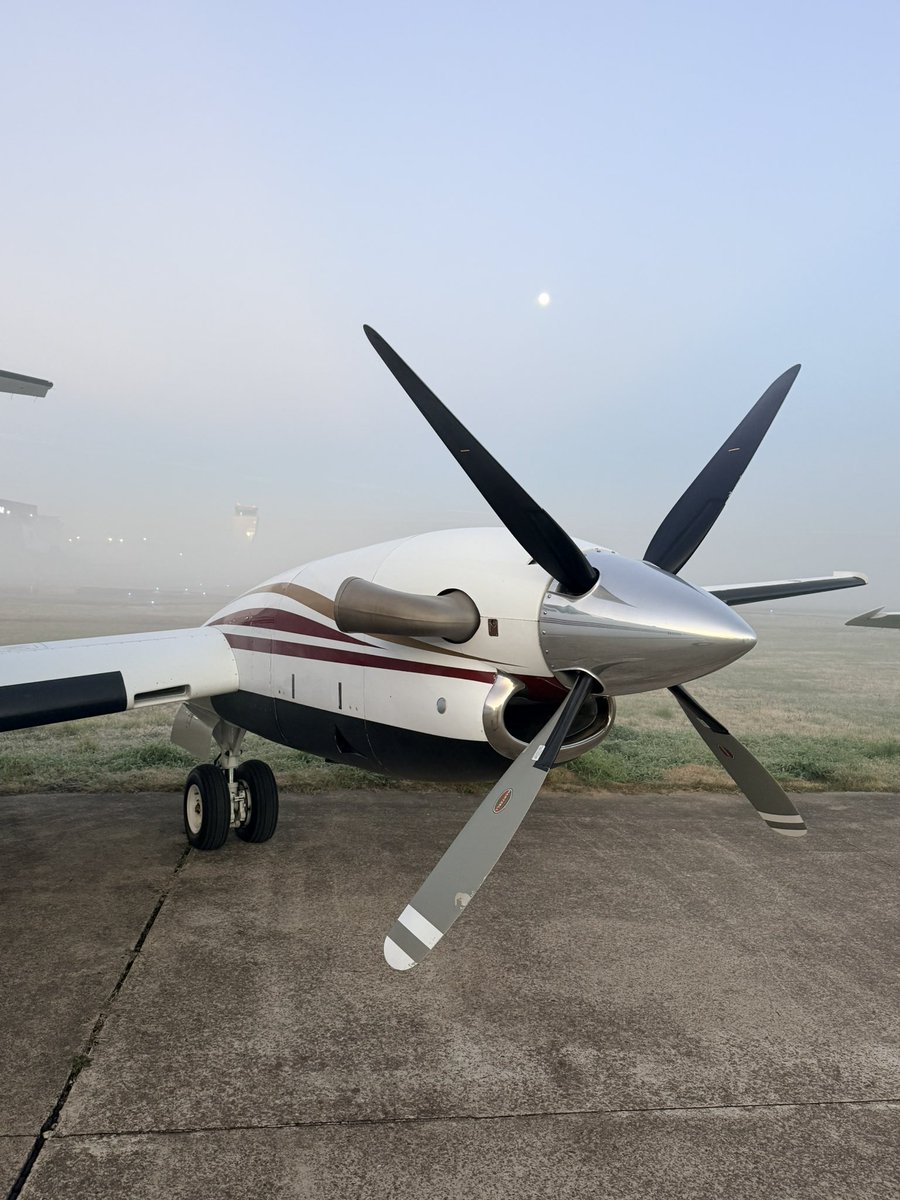 cflupianez's tweet photo. Frío, no…… Frío hacía ayer, hoy no …..
El Grandote, entre la Luna, la Niebla y la Helada…..
Buen Miércoles.
#beechcraft #beechcraftb200 #beechcraftkingair #kingair #kingair200 https://t.co/lX47hKhk21