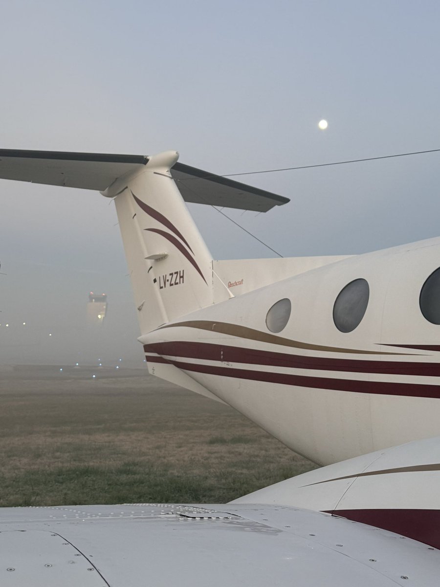 cflupianez's tweet photo. Frío, no…… Frío hacía ayer, hoy no …..
El Grandote, entre la Luna, la Niebla y la Helada…..
Buen Miércoles.
#beechcraft #beechcraftb200 #beechcraftkingair #kingair #kingair200 https://t.co/lX47hKhk21