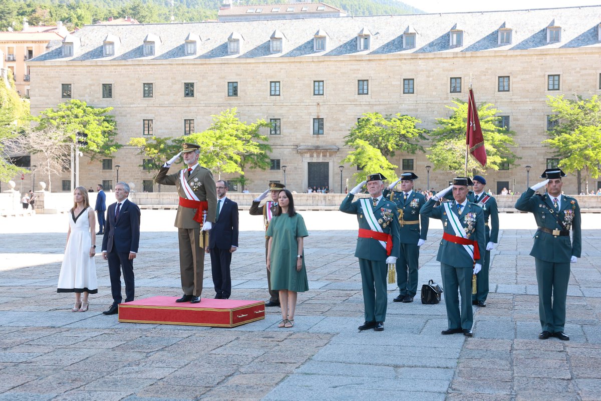 CasaReal's tweet photo. El Rey ha presidido, en la Lonja del Real Monasterio de San Lorenzo de El Escorial, la entrega de Reales Despachos a la XLVI promoción de suboficiales de la Guardia Civil.

➡️https://t.co/UatgxubWhD https://t.co/bgbj00o9jB
