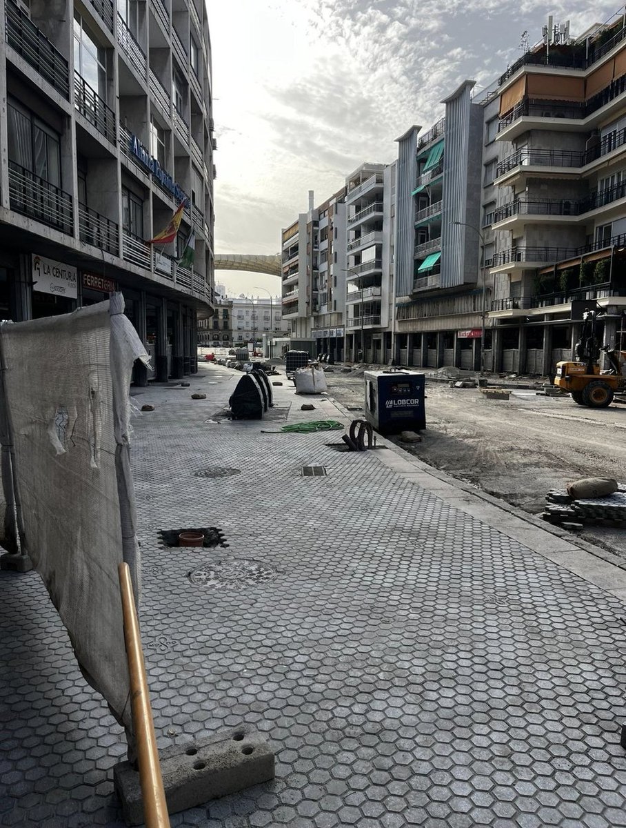 SVQ_Se_Levanta's tweet photo. Ante días como el de hoy, pensar que quienes tienen que crear una ciudad de sombras y reducir las islas de calor, lo que desarrollan son espacios inhabitables e intransitables.

Es descorazonador comprobar -como sevillanos de a pie- que el alcalde y su equipo gobiernan muy mal. https://t.co/IdQLZ2pM6f