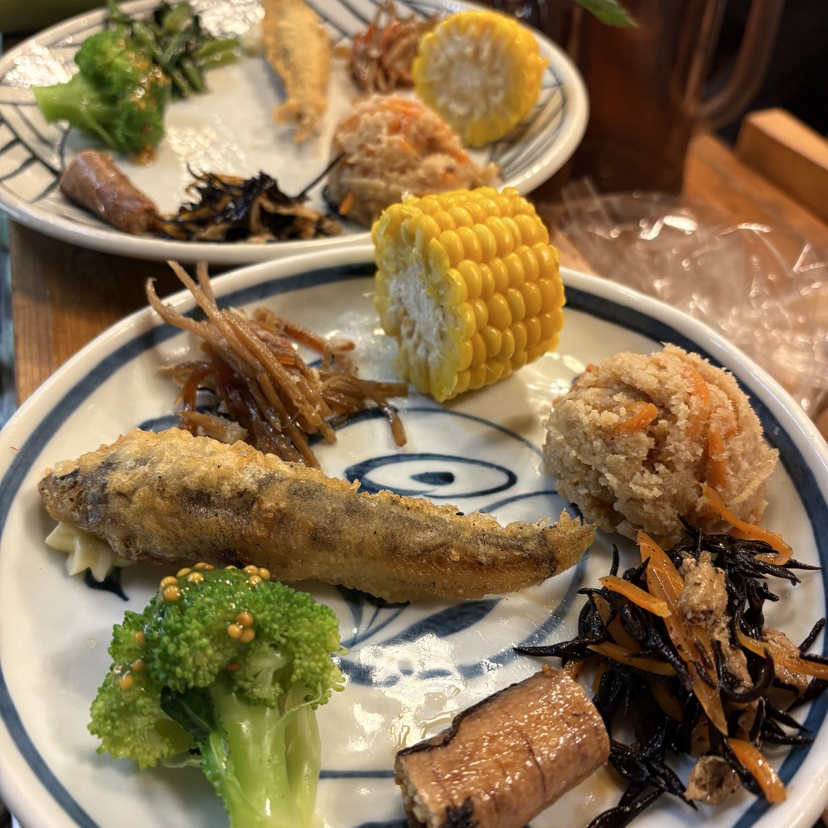 kitchen_ohnami's tweet photo. 7/1(水)
#お惣菜盛合せ はこんな感じです、、、

ミエルコーン
卯の花
ひじき煮
あごの子煮
ブロッコリー
めひかりの天ぷら
きんぴらごぼう…

#ミエルコーン はフランス語で蜂蜜の意のmielの名のついた甘いとうもろこし

#あごの子 はトビウオの玉子、たらこより大粒でプチプチ感が👍

#きっちん大浪 https://t.co/fqjoGhVWf0