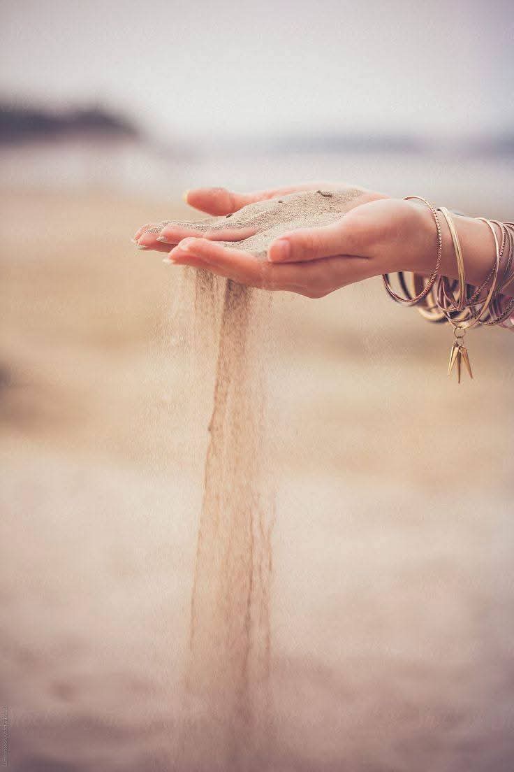 IlkaVladimirova's tweet photo. Hayat kum gibidir... ellerimizden kayıp gider... ne yaparsak yapalım, durduramayız...🌸
        Mutlu aksamlar https://t.co/qL3CDLKNEa