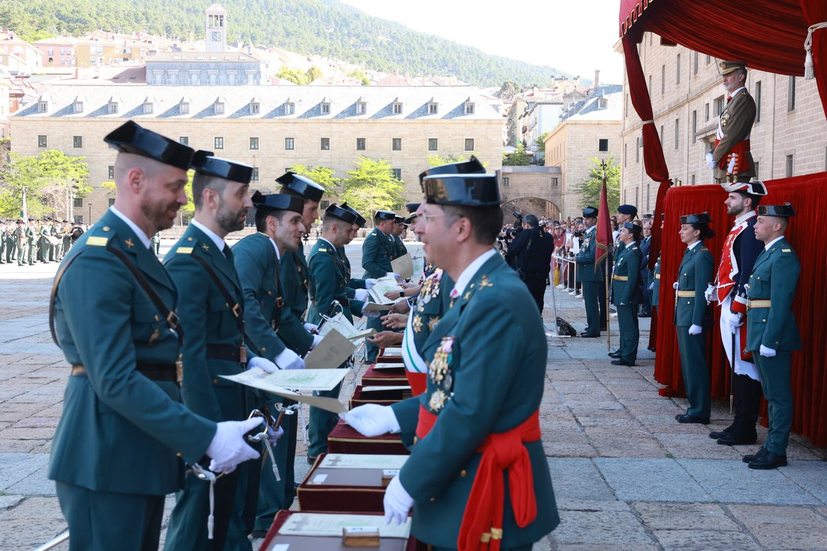 CasaReal's tweet photo. El Rey ha presidido, en la Lonja del Real Monasterio de San Lorenzo de El Escorial, la entrega de Reales Despachos a la XLVI promoción de suboficiales de la Guardia Civil.

➡️https://t.co/UatgxubWhD https://t.co/bgbj00o9jB