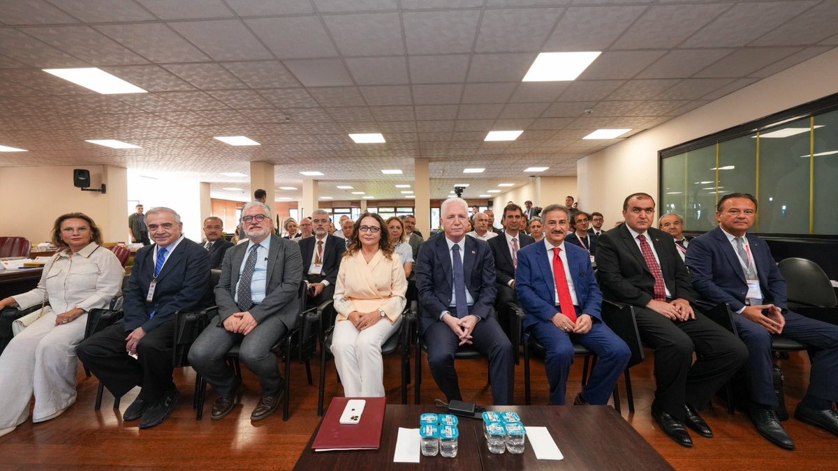 IstanbulAFAD's tweet photo. Cumhurbaşkanlığı Yerel Yönetim ve Afet Politikaları Kurulu koordinasyonunda Boğaziçi Üniversitesi ev sahipliğinde düzenlenen Marmara Bölgesi Doğa Kaynaklı Afetler Çalıştayı kapsamında gerçekleştirilen Tehlikeyi Tanımlama, Riskleri Azaltma ve Dirençlilik temalı son oturum, İstanbul Valimiz Sayın Davut Gül’ün katılımıyla gerçekleştirildi.

Çalıştaya; Beşiktaş Kaymakamı Oğuzhan Bingöl, Boğaziçi Üniversitesi Rektörü Prof. Dr. Mehmet Naci İnci, Cumhurbaşkanlığı Yerel Yönetim ve Afet Politikaları Kurulu üyeleri, İstanbul AFAD İl Müdürümüz Prof. Dr. @HalukOzener , akademisyenler, kamu kurumları, özel sektör ve sivil toplum kuruluşlarının temsilcileri ile AFAD temsilcileri  katılım sağladı.

Çalıştayın TEMA-3: Tehlikeyi Tanımlama, Riskleri Azaltma ve Dirençlilik başlıklı oturumunda; yapı stokunun güçlendirilmesi, şehir altyapılarının afetlere karşı daha dirençli hale getirilmesi, risklerin önceden belirlenmesi ve afetlere hazırlık kapasitesinin artırılmasına yönelik çalışmalar kapsamlı şekilde ele alındı.

Akademi, kamu kurumları, yerel yönetimler, özel sektör ve sivil toplum kuruluşlarını bir araya getiren çalıştayda; afet risklerinin azaltılması, dirençli şehirlerin oluşturulması ve afet yönetimine yönelik politika önerileri değerlendirilirken, kurumlar arası koordinasyonun güçlendirilmesine yönelik önemli görüş alışverişinde bulunuldu.

@TC_istanbul 
@AFADBaskanlik