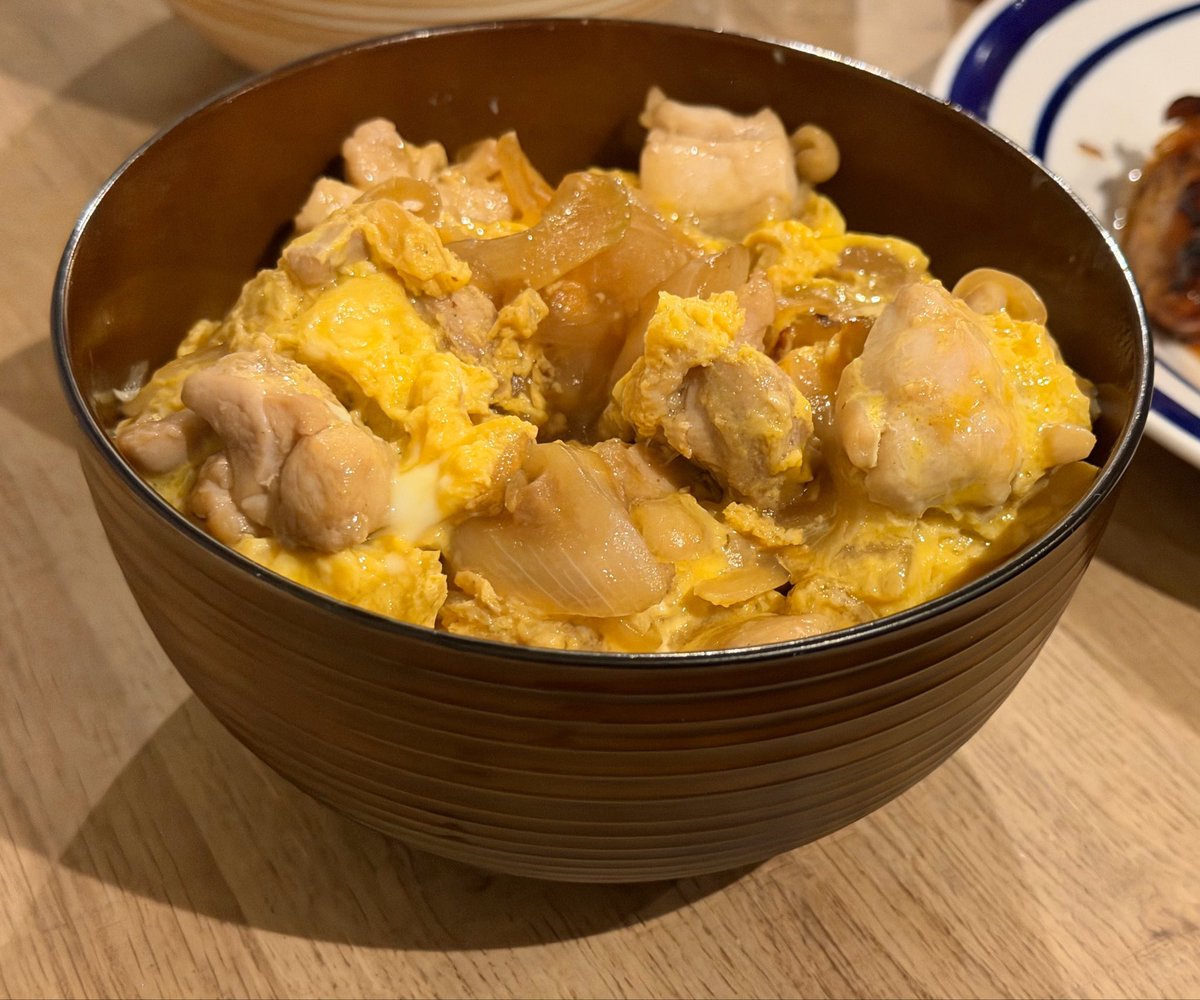 0909Ryugi's tweet photo. 今日稽古場で

鶏肉解凍してきたんですけど
今日の夕飯何がいいと思いますか？

ってそめさんに
鶏肉縛りでメニュー聞いてみたら

親子丼！！
っと言われたので

作ってみました。
おそらく人生初の親子丼です。

どうですか？
そめさん？

ちなみに右のは
焦げすぎた照り焼き https://t.co/BUT7q3YN1w
