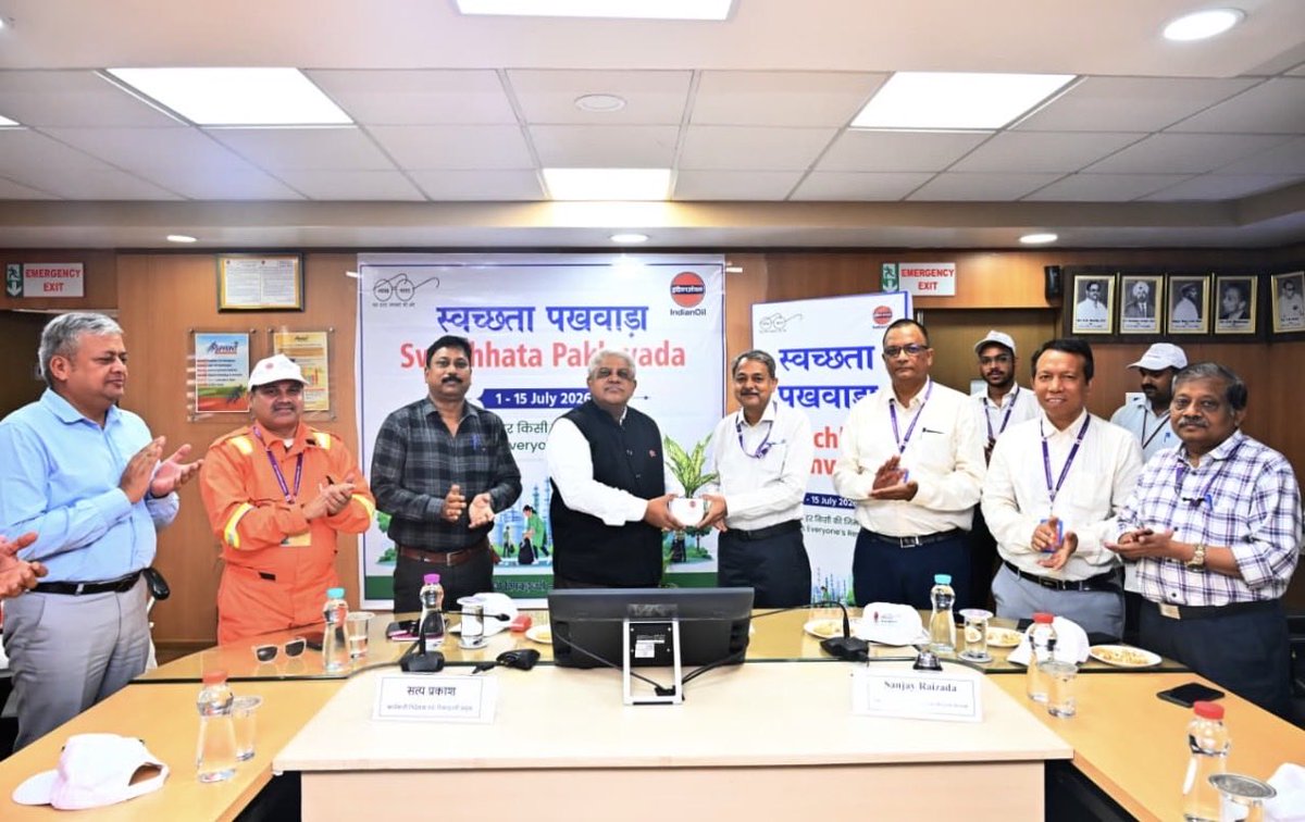 IOCL_BarauniRef's tweet photo. #SwachhataPakhwada2026 commenced at @IndianOilcl ‘s @IOCL_BarauniRef with a collective resolve to make cleanliness a way of life. Mr.Satya Prakash ED&amp;RH administered Swachhata Pledge,led Shramdaan &amp;flagged off Swachhata Rath,reaffirming that Swachhata is Everyone’s Responsibility https://t.co/Y7tFb0z0IT
