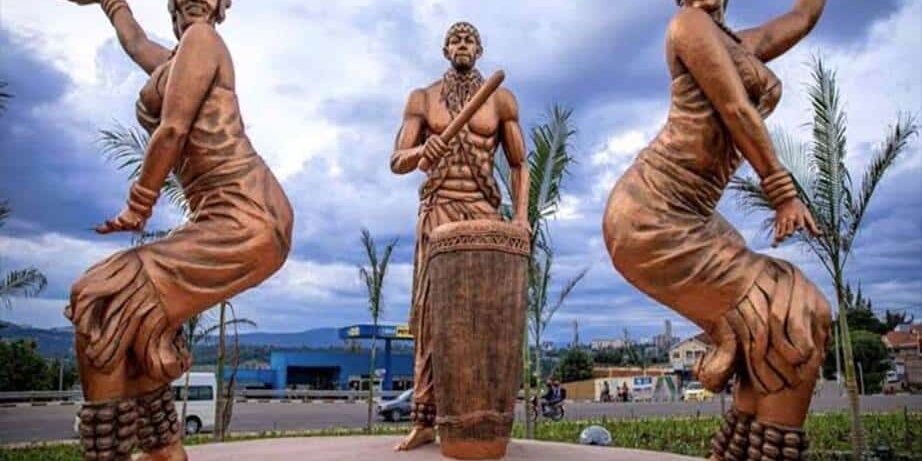 AlexMvuka's tweet photo. Chers compatriotes congolais, les Rwandais ont une forte fierté de leur identité nationale.

La fierté du Rwandais au Rwanda

La langue est intimement liée à la culture. Elle façonne la manière de penser, d'interpréter le monde, de transmettre les traditions et de construire les liens sociaux. L'identité d'un individu se construit également à travers son histoire familiale, ses convictions, sa communauté, ses expériences et son sentiment d'appartenance.

Au Rwanda, l'attachement à l'identité nationale est particulièrement valorisé. Après le génocide contre les Tutsi en 1994, les autorités ont mis en avant la notion de « Rwandanité », qui renvoie à une identité nationale commune dépassant les divisions ethniques. Dans le même esprit, le programme « Ndi Umunyarwanda » (« Je suis Rwandais ») a été lancé afin de promouvoir l'unité nationale et la réconciliation.

De nombreux réfugiés rwandais, installés depuis des années dans les pays voisins, y compris certains occupant des fonctions importantes à l'étranger, ont choisi de retourner au Rwanda après 1994. Ce choix illustre l'importance que beaucoup accordent à leur pays d'origine et à leur identité nationale.

La fierté du Rwandophone ou Tutsi au Congo

Les Congolais rwandophones ou Tutsi sont profondément attachés à leur langue et à leur culture. Toutefois, les discriminations et les discours hostiles auxquels ils sont confrontés peuvent parfois exercer une forte pression sociale, au point d'amener certains à prendre leurs distances avec leur propre identité afin d'éviter d'être stigmatisés.

Ils sont parfois demandé de ne pas dénoncer les discours de haine, de démontrer leur loyauté envers la RDC en rejetant le Rwanda ou leur identité culturelle, voire de se désolidariser publiquement de leur propre communauté. On leur demande de hair ou tuer les siens pour être accepter. Mais ils sont quand généralement même fiers.

Pourquoi cette stigmatisation du "rwandais" en RDC

En RDC aujourd'hui, être qualifié de « Rwandais » est utilisé comme une accusation ou une insulte.

L'administration coloniale belge a contribué à diffuser des classifications ethniques et raciales inspirées des théories de l'époque. Des théories aujourd'hui discréditées, telles que les théories hamitique, bantoue ou nilotique, ont influencé les représentations des populations de la région.

Ces catégories et ces récits ont ensuite été repris par certains responsables politiques en RDC, Burundi et Rwanda et intégrés dans des discours identitaires, contribuant à entretenir la perception du "Rwandais" ou Tutsi mais aussi les préjugés et les tensions ethniques bien après la période coloniale.

Théorie de remplacement des peuples

L'idée selon laquelle les Rwandais chercheraient à s'installer durablement en RDC relève davantage d'un mythe que d'une réalité. La RDC est confrontée depuis des décennies à une instabilité sécuritaire et économique qui pousse de nombreux Congolais à quitter le pays. Alors pourquoi les Rwandais vont vouloir s'installer dans un pays instable et faillit.

En fin..
Considérer que qualifier quelqu'un de « Rwandais » constitue une insulte repose sur un complexe de soit meme ou d'une ignorance absurde et honteuse. Les Rwandais, de rwandophones et de Tutsi, ces identités sont au contraire des sources de fierté et d'appartenance.
