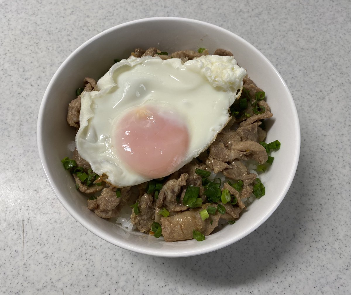 Keeeeey's tweet photo. おにぎり定食、豚丼、うどん飯🍚 https://t.co/Rm7J21IzW1