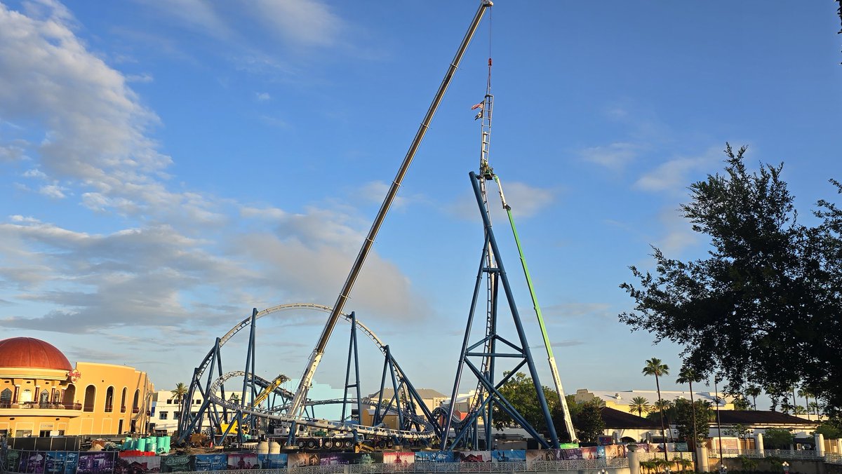Midway_Mayhem's tweet photo. 🚨🚨🚨BREAKING🚨🚨🚨

The 170' twisting spike for Fast &amp; Furious: Hollywood Drift has been topped off!!! https://t.co/aobFWU7zqe