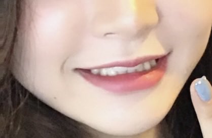 bnbmboom's tweet photo. え、私もこれすぎてびっくりした。
めちゃモテ委員長のおかげと言っても過言ではない。
私も小学校の時かはずっと口角を上げる意識をしてたら自然と口角が上がって今でもこれ。
笑顔に関しては大人になっても苦手で、笑うと下の歯が見えるタイプだったんだけど『 垢抜け＝綺麗なスマイルライン 』って気づいてから、毎日ドライヤーしながら割り箸咥えて笑顔の練習したら、やっと上の歯を出して笑えるようになって、最終携帯は4枚目。
集合写真の他人撮りでも歯を見せて笑えるようになりました！！！
めちゃモテ委員長ありがとう❕❕❕
