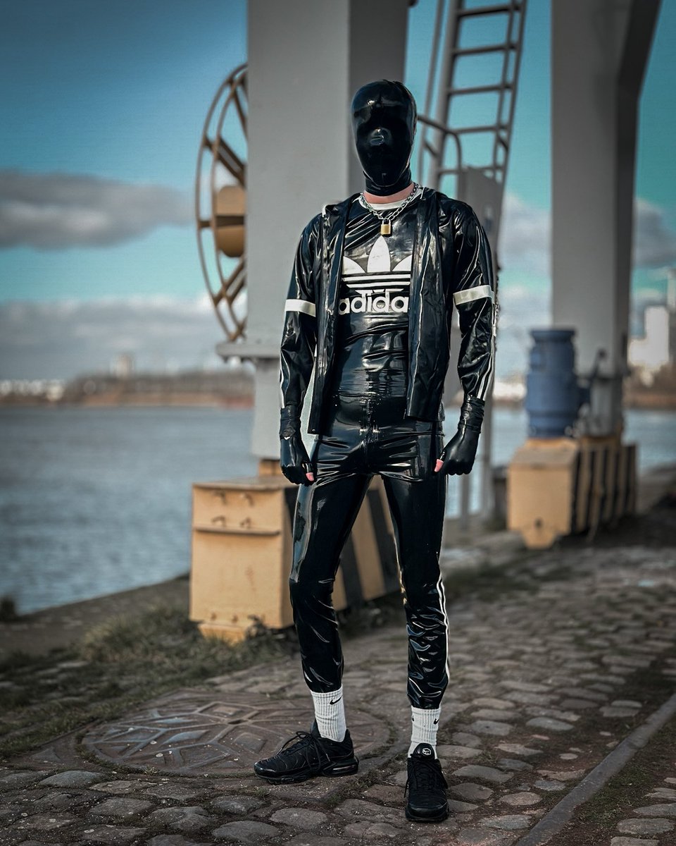 DanInBLN's tweet photo. Two very hot favorites of mine - two similar styles but different!
In first pic I've very sexy @scally_boy_mad wearing Adidas Chile trackies - whilst in second pic you have @ZealousDrone in his super hot Adidas rubber trackies. 
Fuck.... I love these guys! #scallyboy #rubberboy https://t.co/L2X3IMrclF