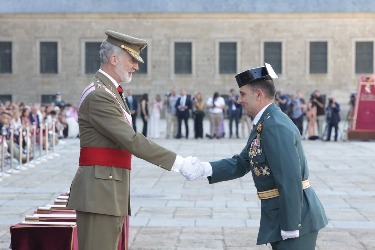 CasaReal's tweet photo. Entrega por parte del Rey de la condecoración y el Real Despacho al número uno de la XLV promoción de suboficiales de la Guardia Civil, el sargento José Javier Guerrero, y del reconocimiento al Profesor Distinguido del curso 2025/2026, comandante José Caballero Porras.

➡️https://t.co/Ww678FPsOa