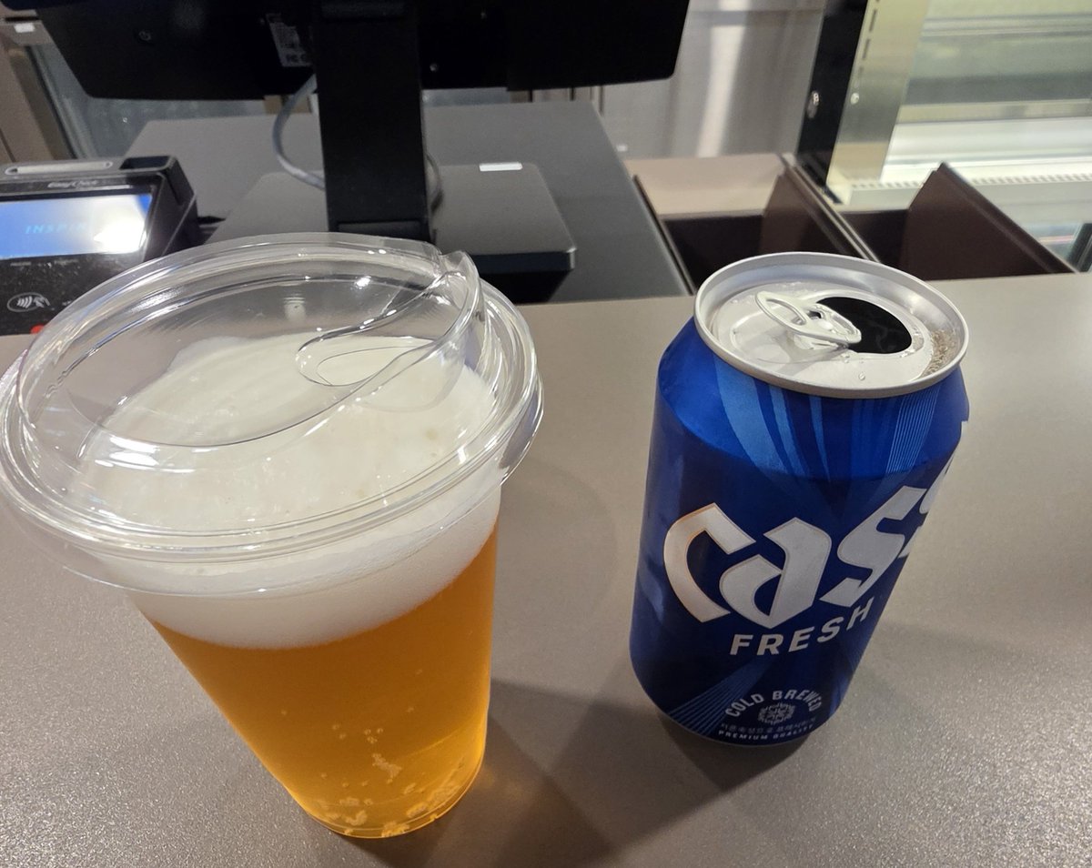 dbdbdeeee123's tweet photo. インスパイアアリーナでビール頼んだら、缶ビールとカップとフタ渡された。日本のライブ会場でもビールにフタがあったらいいのにな、と思った🙂 https://t.co/7sy91YuJuu