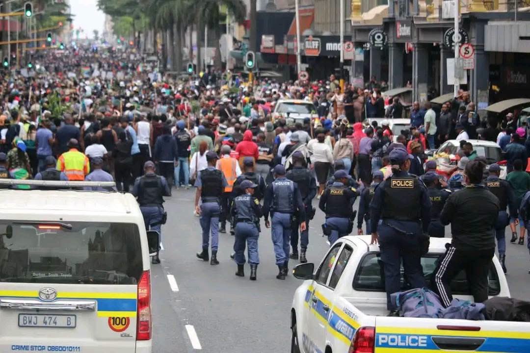 AdvoBarryRoux's tweet photo. According to police, South Africa recorded 120 marches yesterday! Of the 120 marches, 108 were peaceful, while only 12 required police intervention. 

•Eastern Cape: 28 peaceful, 2 violent  •KwaZulu Natal: 21 peaceful, 2 violent  • Gauteng: 13 peaceful, 1 violent. • Limpopo: 12 peaceful. • Mpumalanga: 9 peaceful, 1 violent • Free State: 8 peaceful. • North West: 8 peaceful. • Western Cape: 6 peaceful, 4 violent  • Northern Cape: 4 peaceful, 2 violent 

Despite fears of widespread disorder, the overwhelming majority of demonstrations across South Africa remained peaceful.