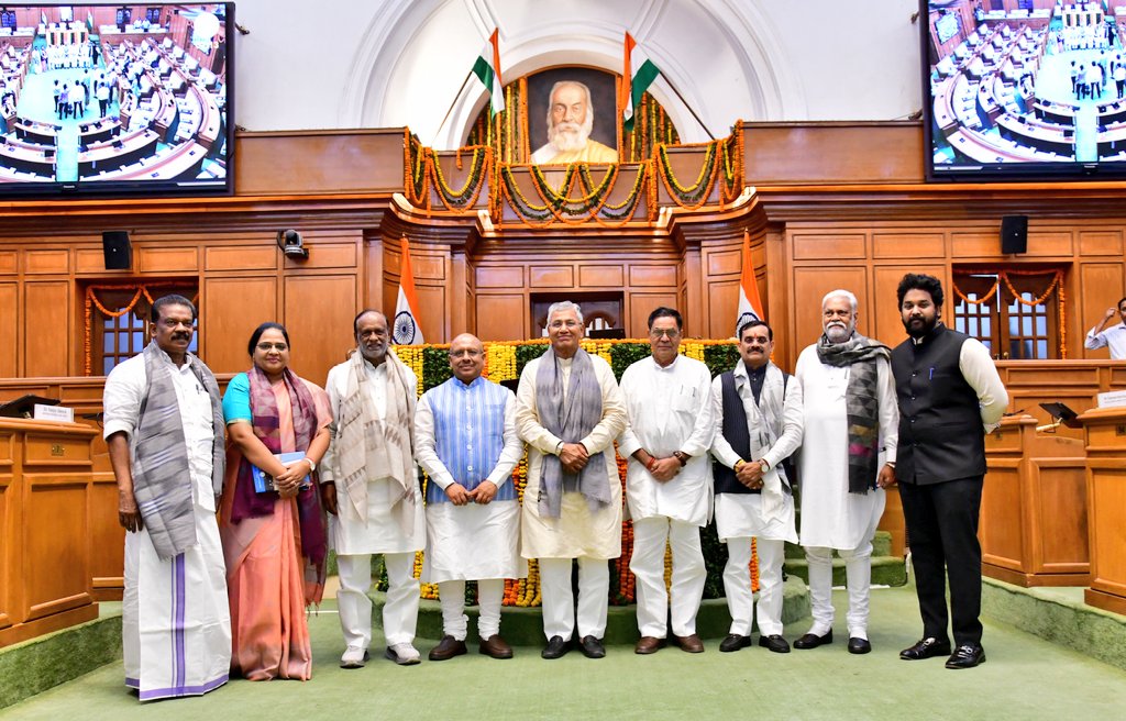 Gupta_vijender's tweet photo. Welcomed the Hon'ble Chairman of the Joint Parliamentary Committee (JPC), Shri @ppchaudharybjp Ji, along with the esteemed Members of the Committee on the Constitution (129th Amendment) Bill, 2024 and the Union Territories Laws (Amendment) Bill, 2024 concerning One Nation, One Election, on their study visit to the Delhi Legislative Assembly.

The visit provided an important opportunity for insightful discussions and exchange of views on this significant legislative initiative. Such institutional interactions enrich parliamentary dialogue and reflect our shared commitment to strengthening India's democratic and constitutional framework.
