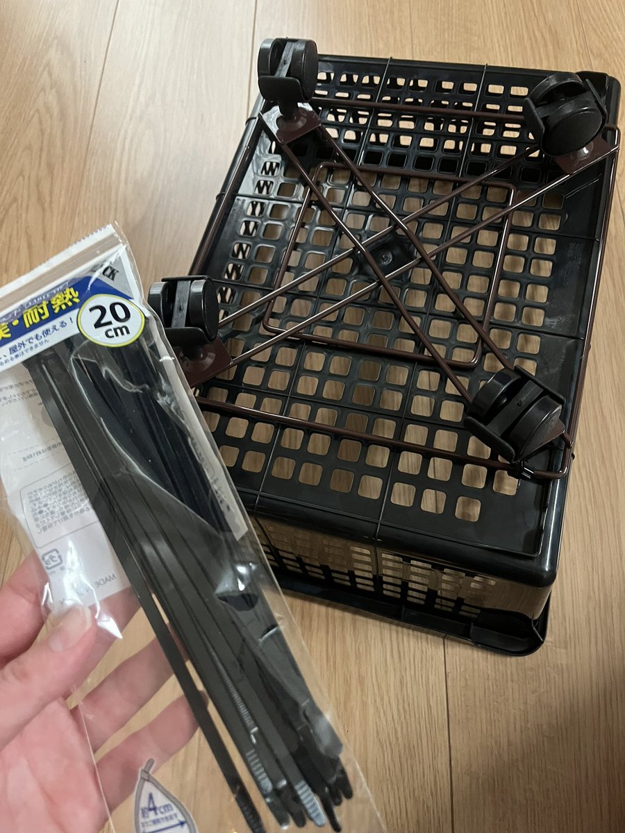 ochima_chan's tweet photo. ダイソーでガーデニング用のコロコロ、セリアでカゴ買って作った。
コタツ族にちょうどいい高さ。
制作費500円。 https://t.co/P65fN4aPo8