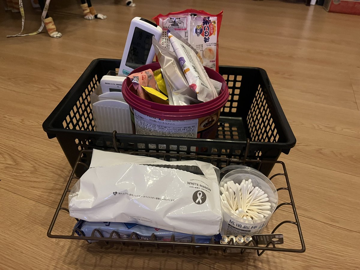 ochima_chan's tweet photo. ダイソーでガーデニング用のコロコロ、セリアでカゴ買って作った。
コタツ族にちょうどいい高さ。
制作費500円。 https://t.co/P65fN4aPo8