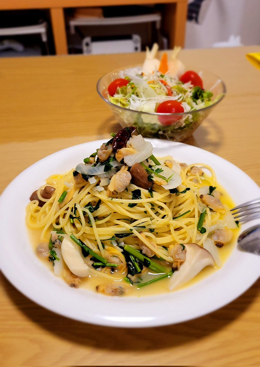 FakeChefKato's tweet photo. はい、というわけで昨日の剪定したとう立ちイタリアンパセリは茎ごとボンゴレビアンコの具材になりました。
イタリアンパセリの清涼感のある香りが贅沢に香る。

あと、自家製ピクルス添えたフレッシュサラダ。
健康〜！！！！ https://t.co/44zNUIHkhM
