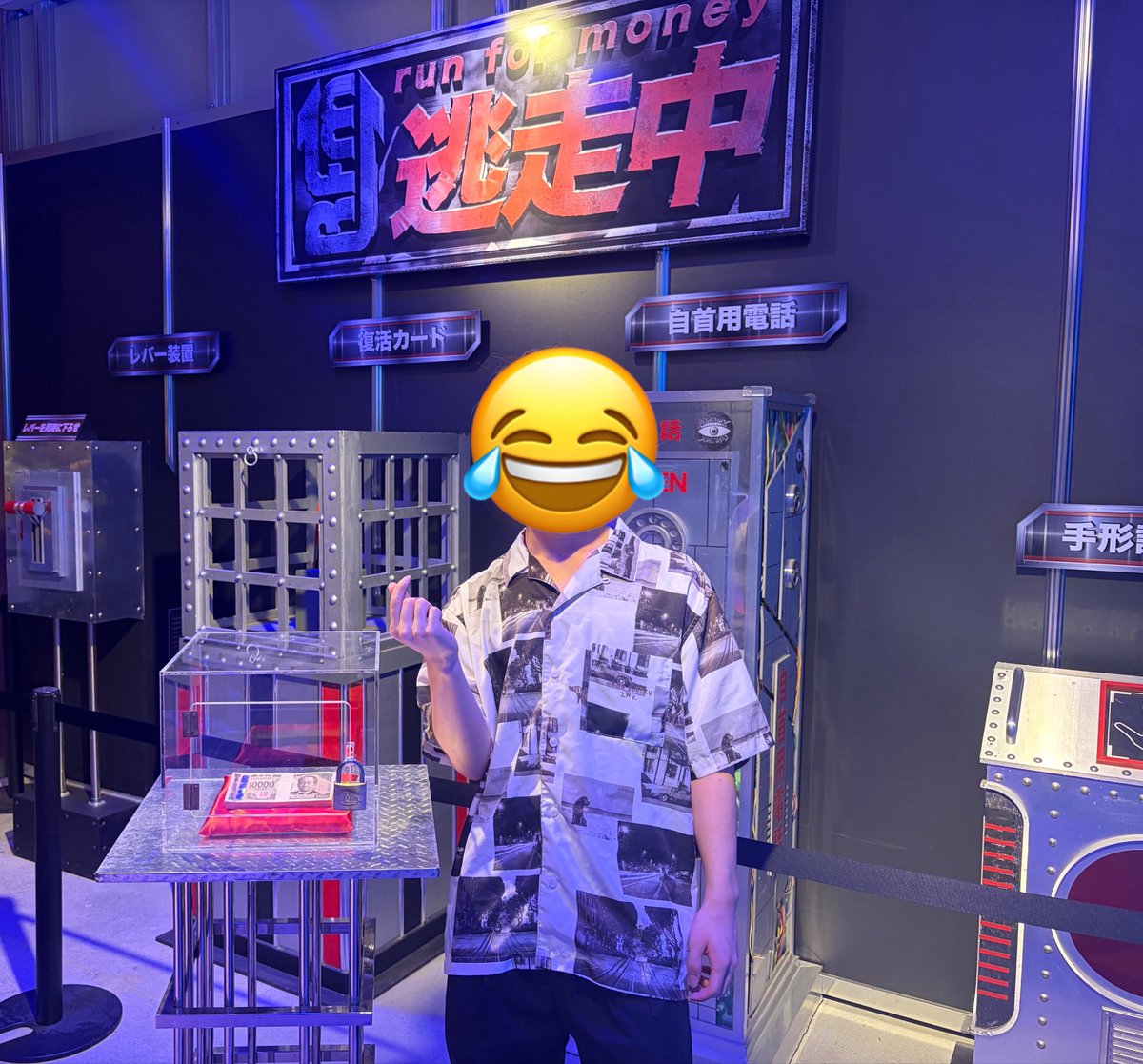 survive_1412's tweet photo. 逃走中100万円チャレンジ💸🕶️

完全制覇勢でかなり期待され(👑まで描かれ)てましたが、強化されたハンターの前に散りました泣

スタッフの方もとても優しく、確保されましたが楽しめました！

おそらくクリアした人はまだいないっぽいので次回機会あればぜひリベンジしたいです‼︎
#逃走中VR https://t.co/OtdI7LLIRD