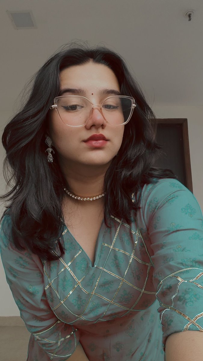 drLiquid8's tweet photo. If u have blue tick ✅then follow this beauty ,100% follow back
poor nd ugly people ignore me🌝 https://t.co/yDU0Ke0PMg