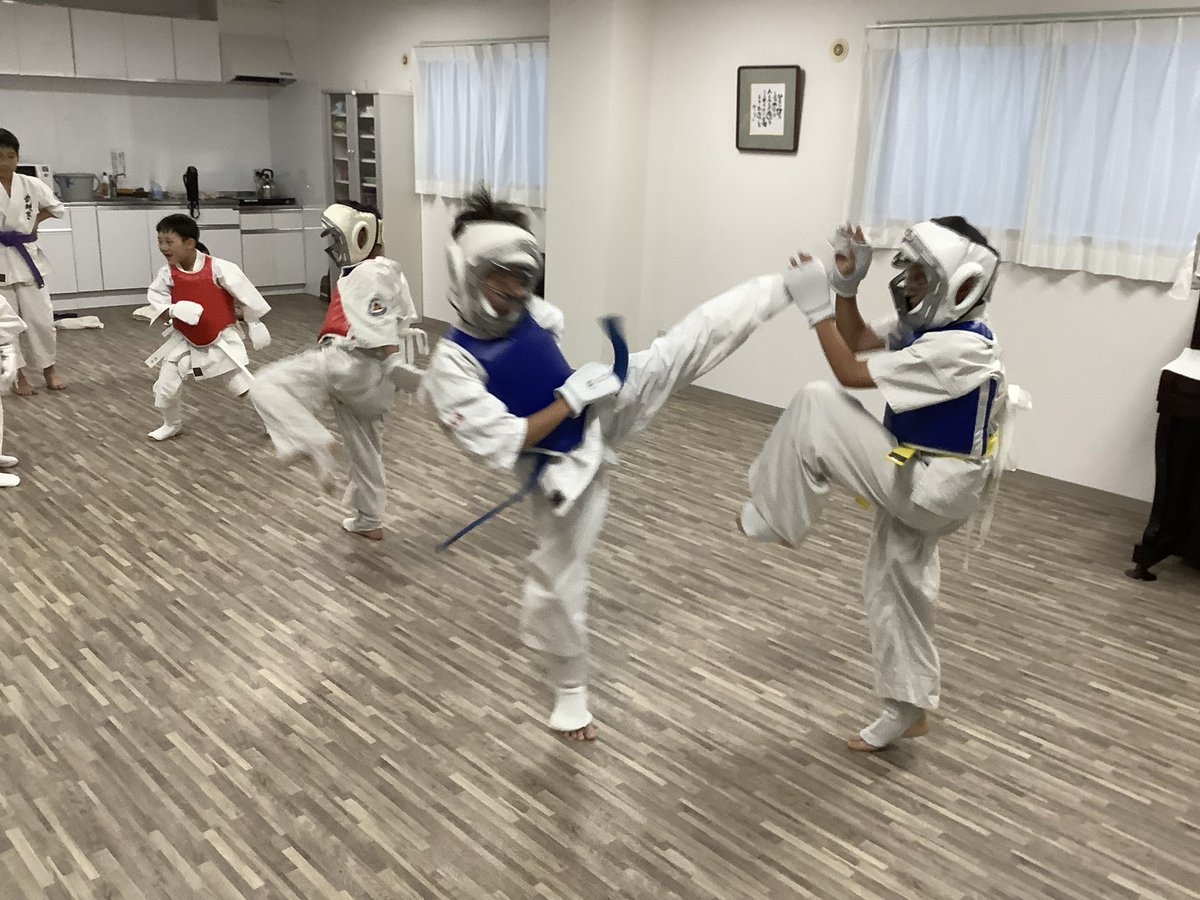 bugenjukukantou's tweet photo. 空手道武現塾 シャルム西千葉教室
試合まであと少し。仕上げに入ってます^_^
https://t.co/a0w30NZ0e9
#空手道
#武現塾
#千葉市
#西千葉
#小学生 https://t.co/lWSGD0Nf8y