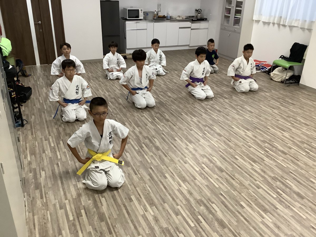 bugenjukukantou's tweet photo. 空手道武現塾 シャルム西千葉教室
試合まであと少し。仕上げに入ってます^_^
https://t.co/a0w30NZ0e9
#空手道
#武現塾
#千葉市
#西千葉
#小学生 https://t.co/lWSGD0Nf8y