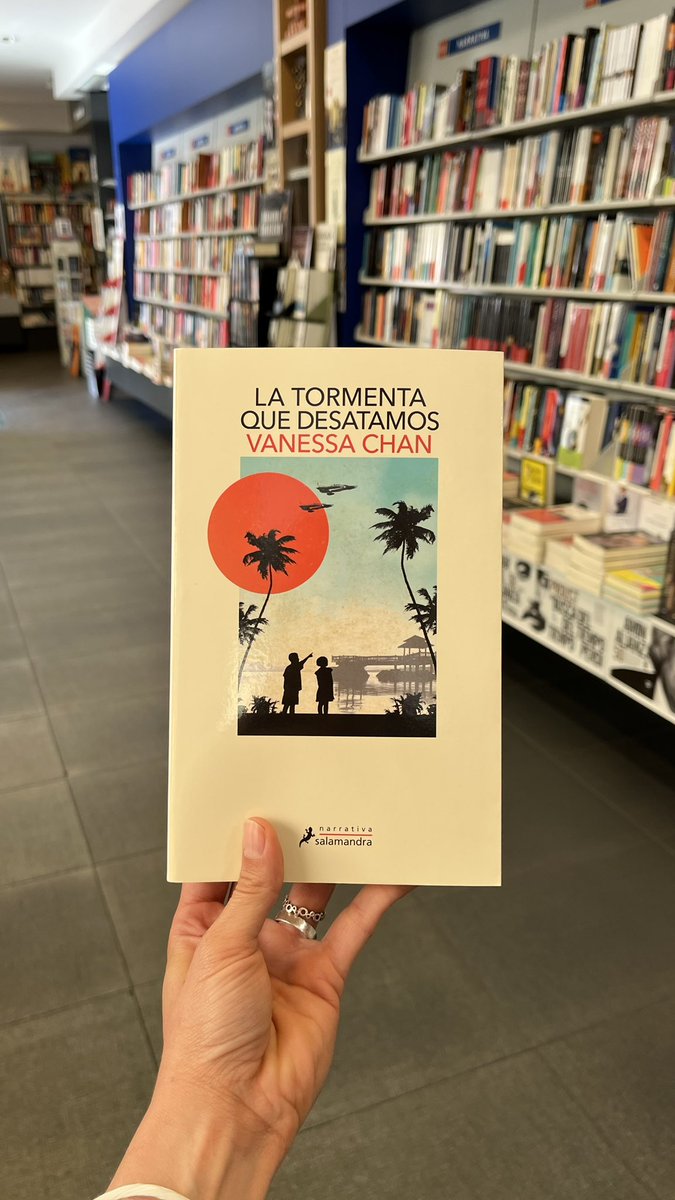 Oletvm's tweet photo. «La tormenta que desatamos», de Vanessa Chan.

Mientras la Segunda Guerra Mundial hace estragos, ¿las decisiones del pasado que tomó una madre afectarán a sus hijos para siempre?

https://t.co/9OHguHhVX2

#LaTormentaQueDesatamos #VanessaChan
#NovedadesSalamandra @SalamandraEd https://t.co/mIJrboyfQf
