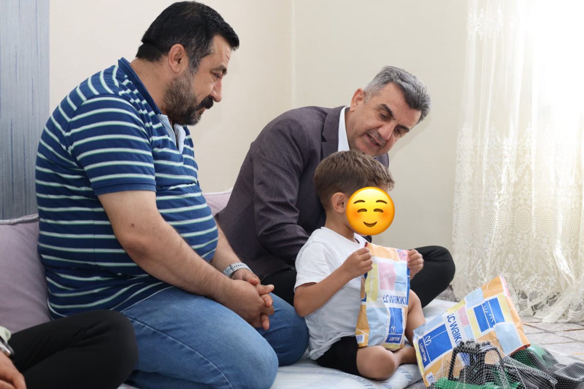 milhamigunbegi's tweet photo. Yarınlarımızın teminatı olan çocuklara verilecek en güzel hediye ailedir.

İl Kadın Kolları Başkanımız @ZehraAy063, İl Gençlik Kolları Başkanvekilimiz Salih Gündüz ve yönetim kurulumuzla birlikte Koruyucu Aile Haftası Dolayısıyla Tekel ailesini ziyaret ettik, hasbihal ettik, gönül sohbetlerine ortak olduk.

Şefkatiyle yuva olan, sevgisiyle umut büyüten koruyucu ailelerimiz evlatlarımızın kalbine güven, hayatına yön, geleceğine ise umut olan çok kıymetli gönül insanlarıdır. Tüm koruyucu ailelerimize teşekkür ediyorum.

#KoryucuAilem #Aile 
@RTErdogan @EmineErdogan @Akparti @abuyukgumus @acarfaruka @drbetulsayan @hakanaksu058 @farukaytek
