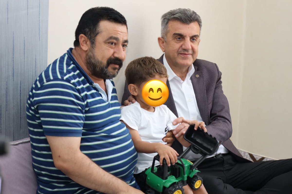 milhamigunbegi's tweet photo. Yarınlarımızın teminatı olan çocuklara verilecek en güzel hediye ailedir.

İl Kadın Kolları Başkanımız @ZehraAy063, İl Gençlik Kolları Başkanvekilimiz Salih Gündüz ve yönetim kurulumuzla birlikte Koruyucu Aile Haftası Dolayısıyla Tekel ailesini ziyaret ettik, hasbihal ettik, gönül sohbetlerine ortak olduk.

Şefkatiyle yuva olan, sevgisiyle umut büyüten koruyucu ailelerimiz evlatlarımızın kalbine güven, hayatına yön, geleceğine ise umut olan çok kıymetli gönül insanlarıdır. Tüm koruyucu ailelerimize teşekkür ediyorum.

#KoryucuAilem #Aile 
@RTErdogan @EmineErdogan @Akparti @abuyukgumus @acarfaruka @drbetulsayan @hakanaksu058 @farukaytek