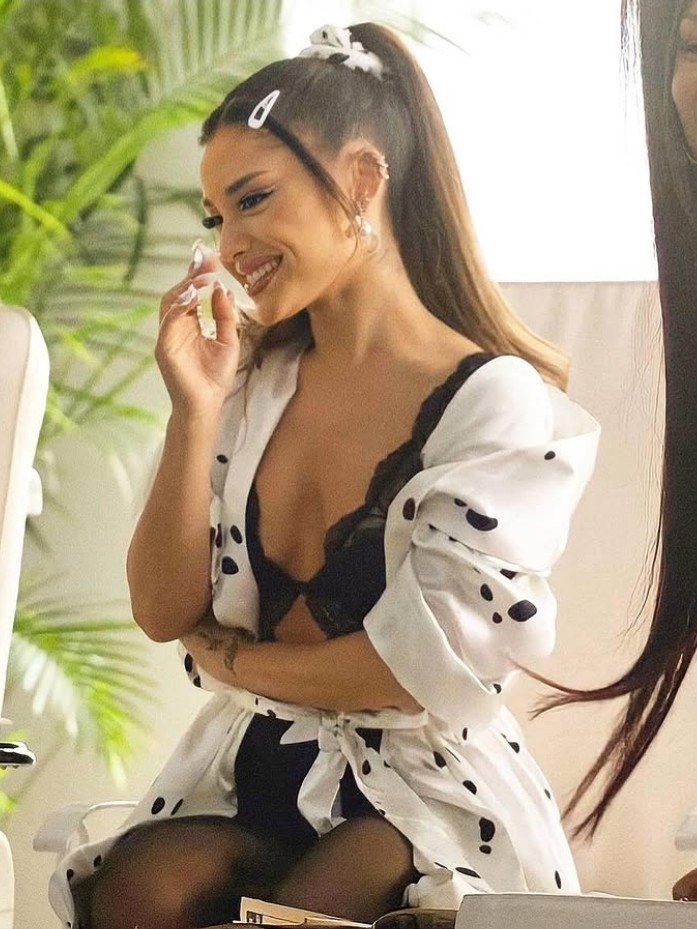 eternallykunt's tweet photo. I'm always amazed by how the camera somehow manages to make Ariana look even more angelic, so I had to make a compilation. https://t.co/35Xys4mSRb