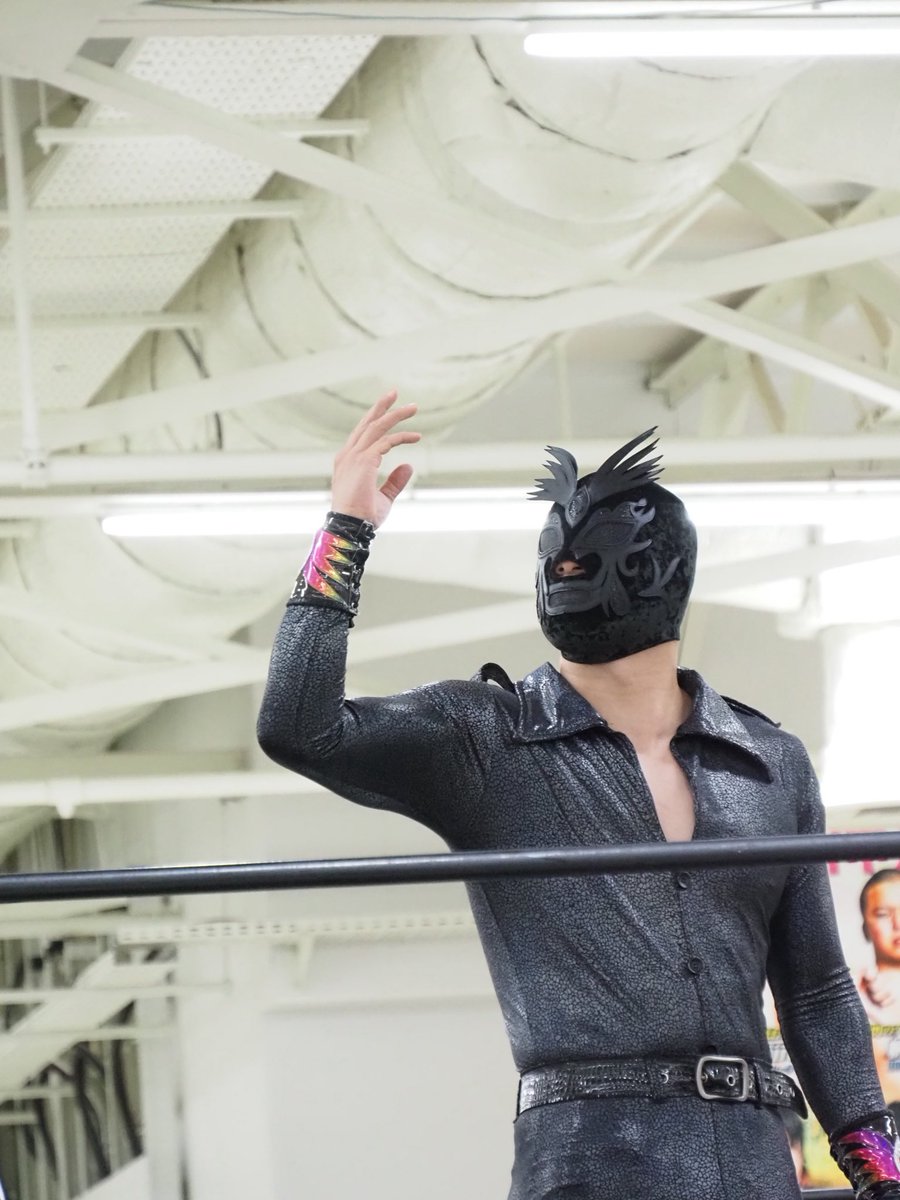 __moo6n's tweet photo. 漆黒🐦‍⬛

#DRAGONGATE  #エルシエロ 選手 https://t.co/Lct7eqnxjR