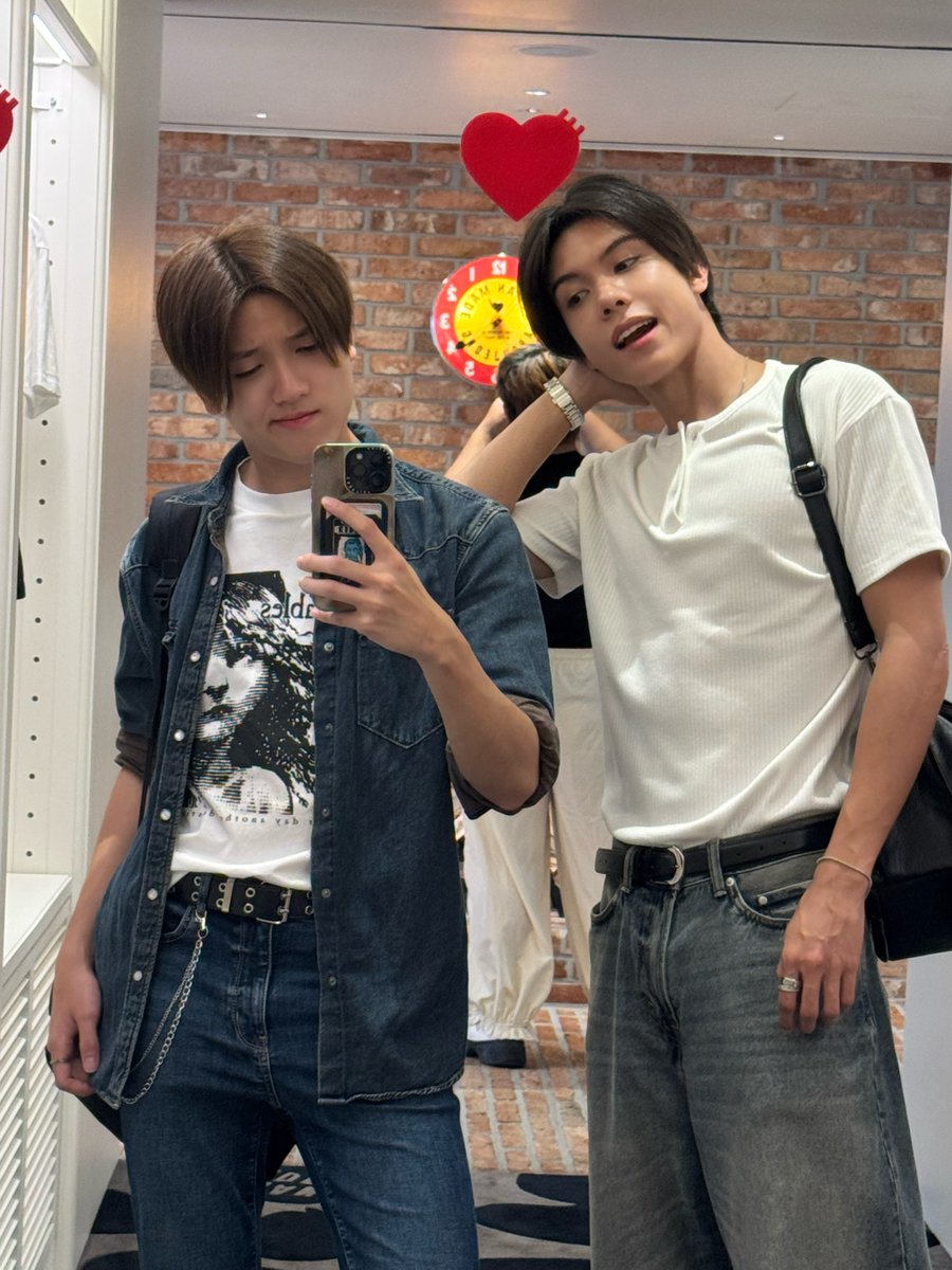 icewithchuu's tweet photo. คู่หูดูโอ้จริงๆ สองพี่น้องอเล็กซ์กับชีส ทริปเกาหลีเป็นรูมเมทกันแล้วยังตัวติดกันมากด้วยซ้ำ รอดูวล้อคเลยงะ 😂🫳🏻 https://t.co/T45k9PENOL