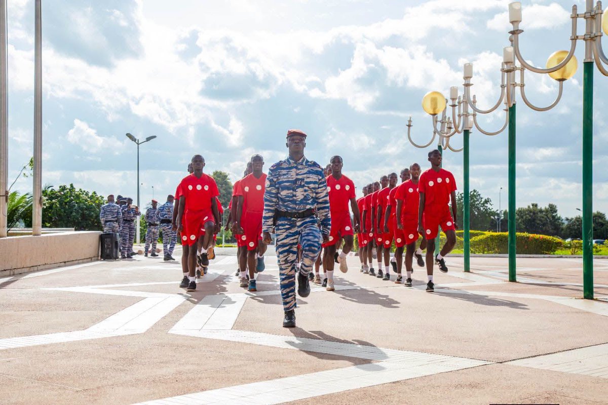 mpjipsc's tweet photo. La Côte d'Ivoire peut compter sur sa jeunesse !
🇨🇮787 étudiants quittent le Campus Citoyen avec bien plus qu'une attestation : un état d'esprit, des valeurs et l'envie de servir leur pays.
#Campuscitoyen #citoyennete #civisme #INPHB #Yamoussoukro #oscn #LaRelèveEstLà #MPJIPSC https://t.co/yBZyQh5vBw